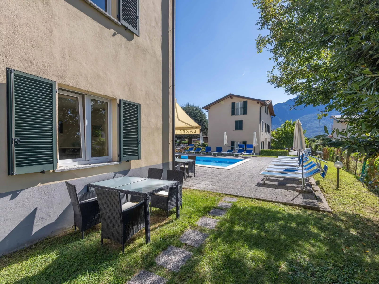 Lakeside Attic Apartment-Dehors