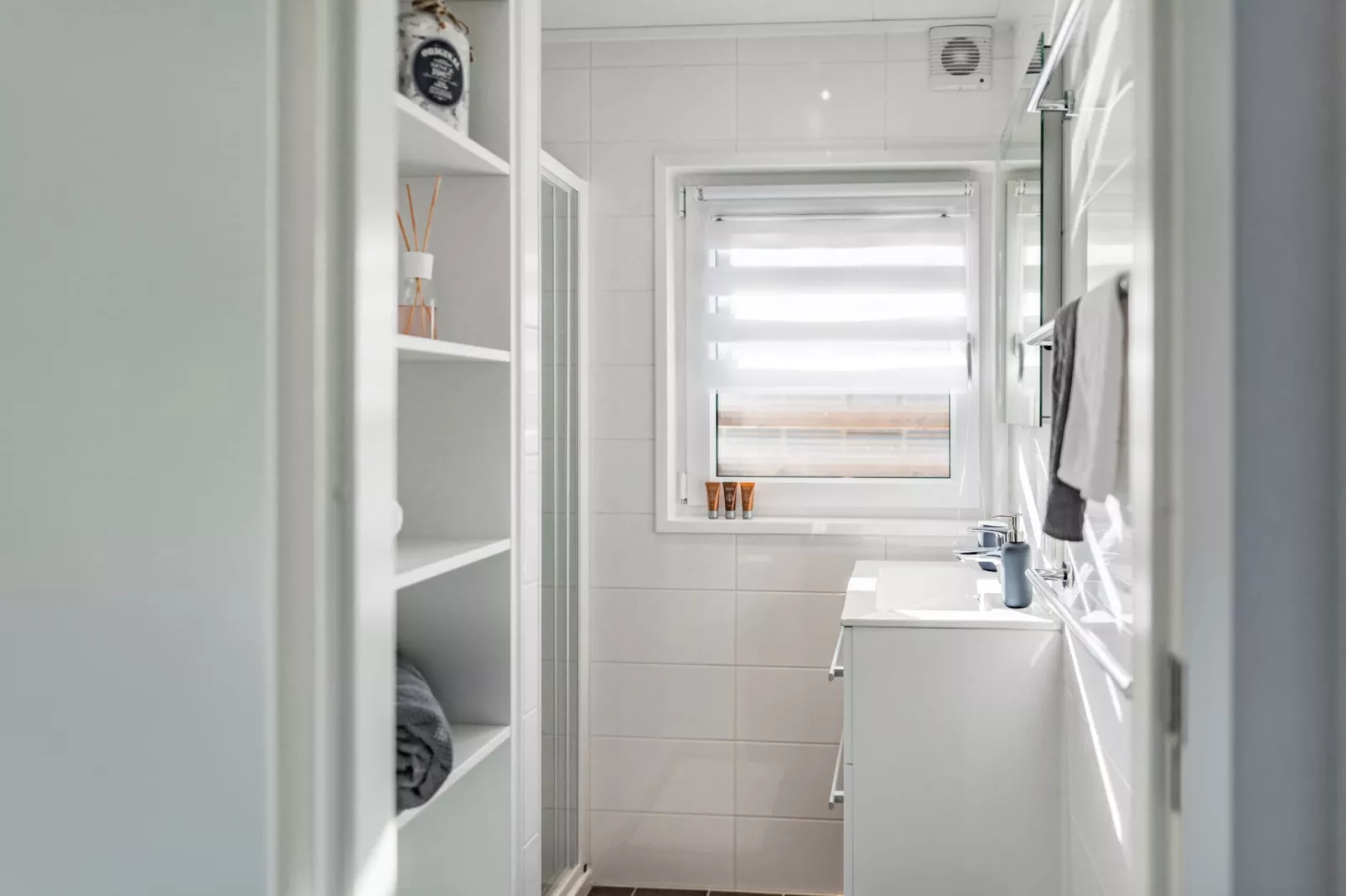 Houseboat Floating House Küstennebel 1 44 m²-Bathroom