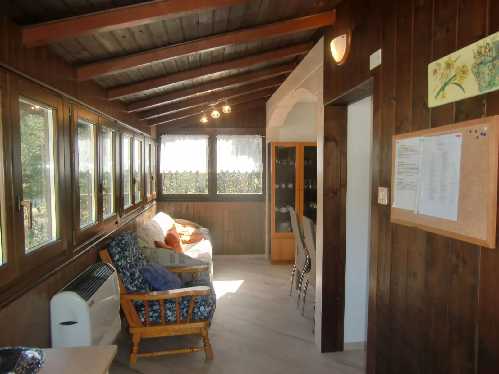 Freistehendes Haus mit Veranda mit Seeblick-Dedans