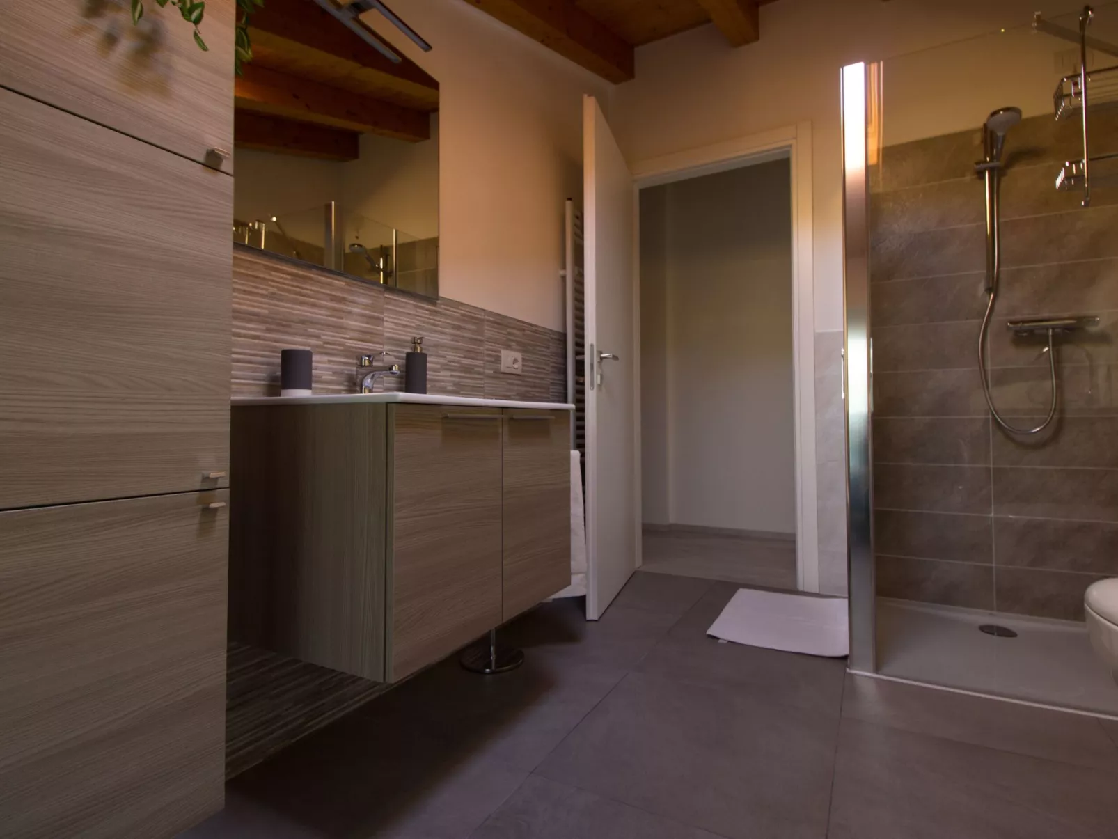 Ferienvilla 'Perla del Lago' mit privatem Pool-Dedans