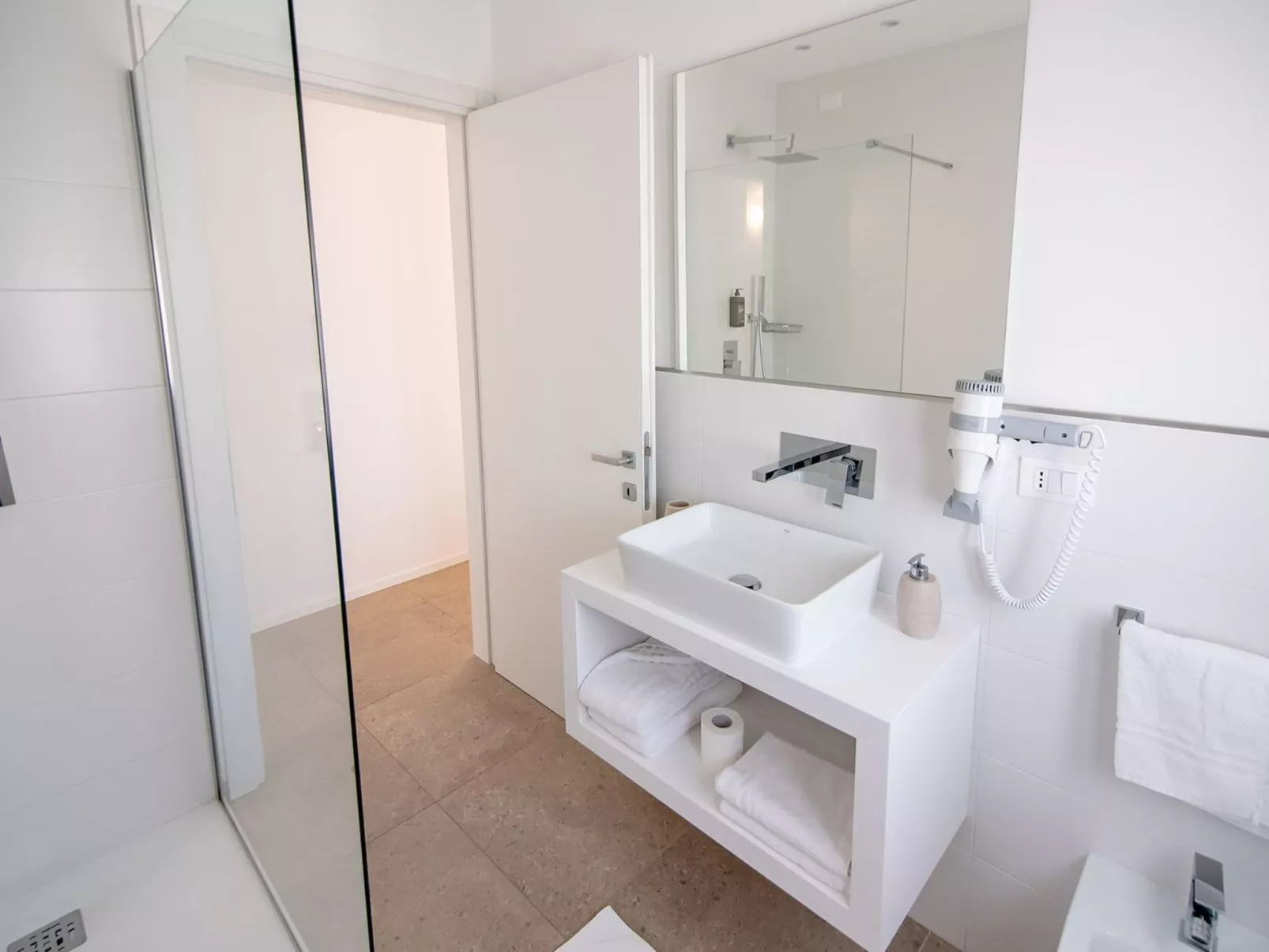 Einzimmerwohnung mit Balkon und Frühstück-Image-tags.info