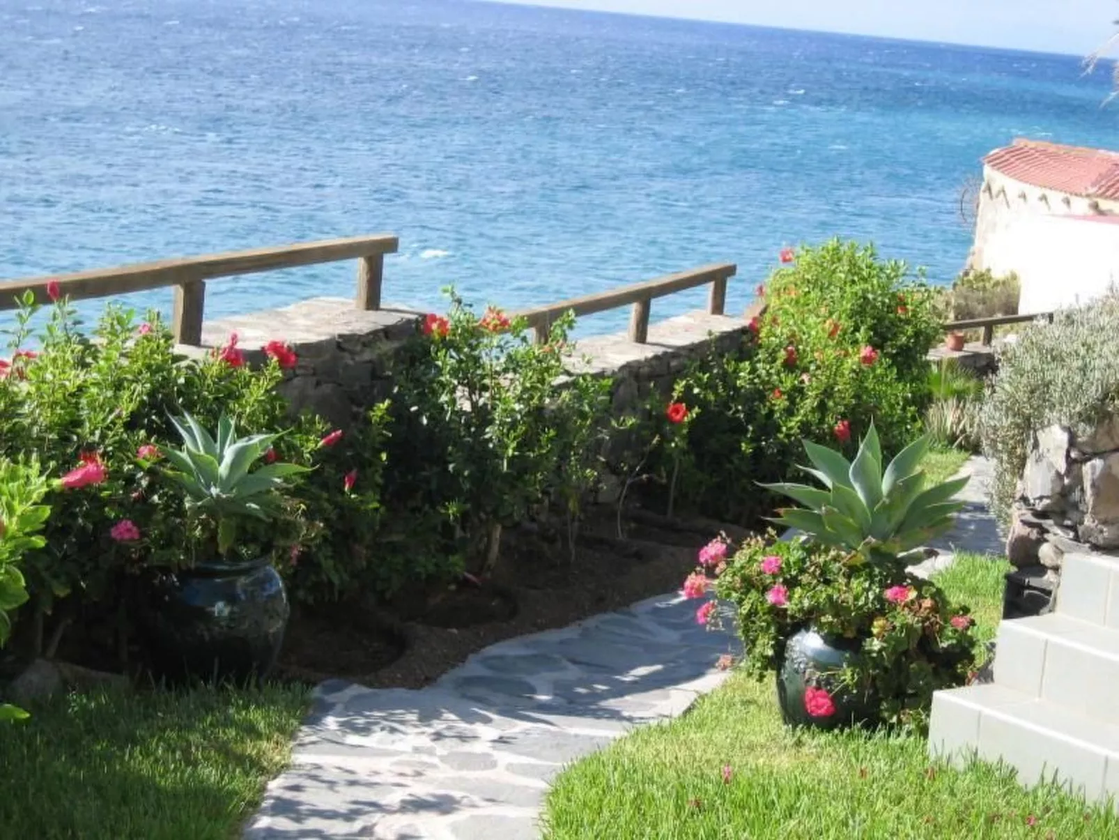 Bungalow auf einem Felsen direkt am Meer-Draußen