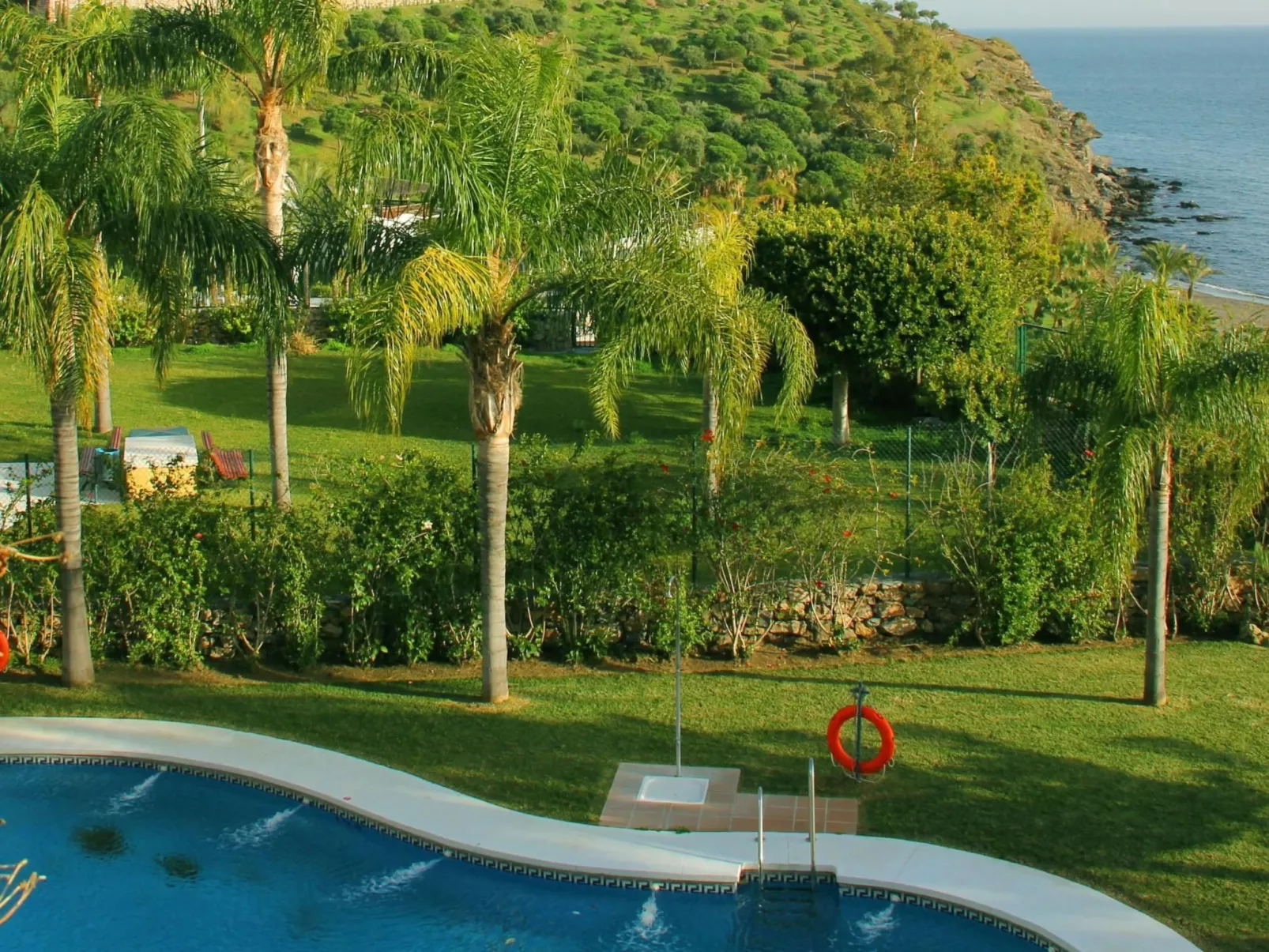 Mit Terrasse, Pool und Garten-Outside