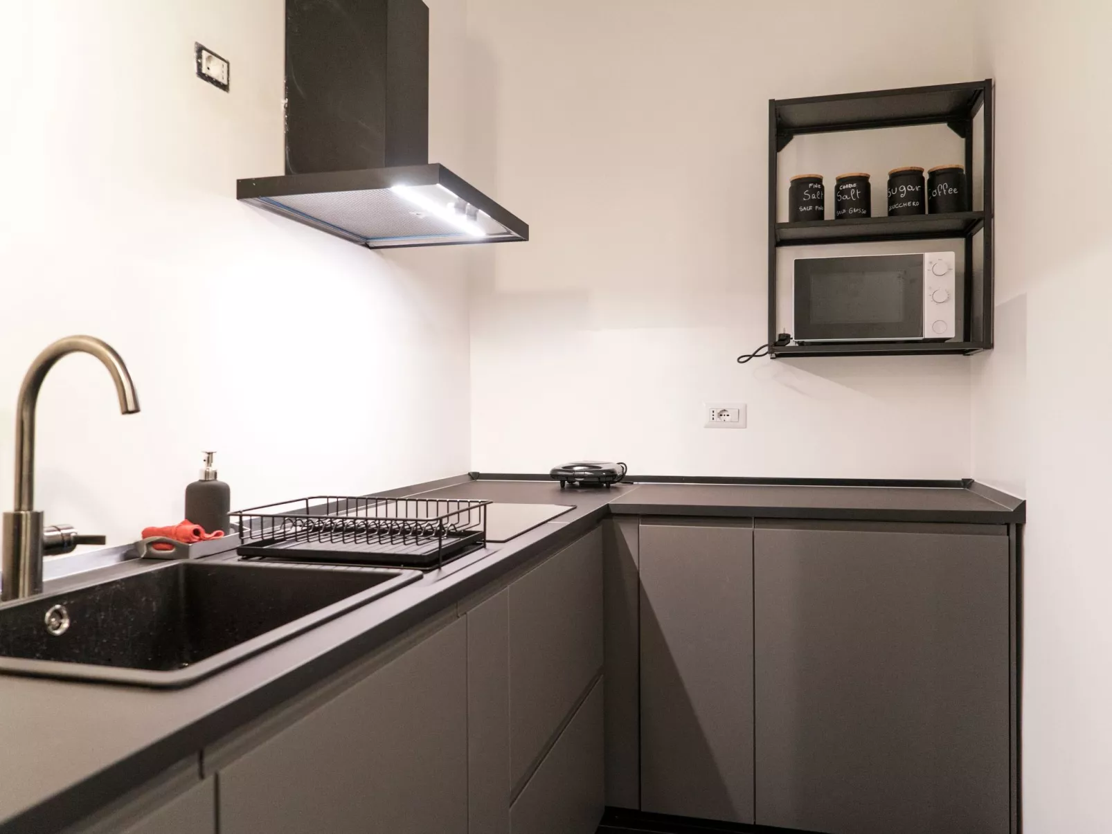 Wohnung 'Danke Vatikan'-Drinnen