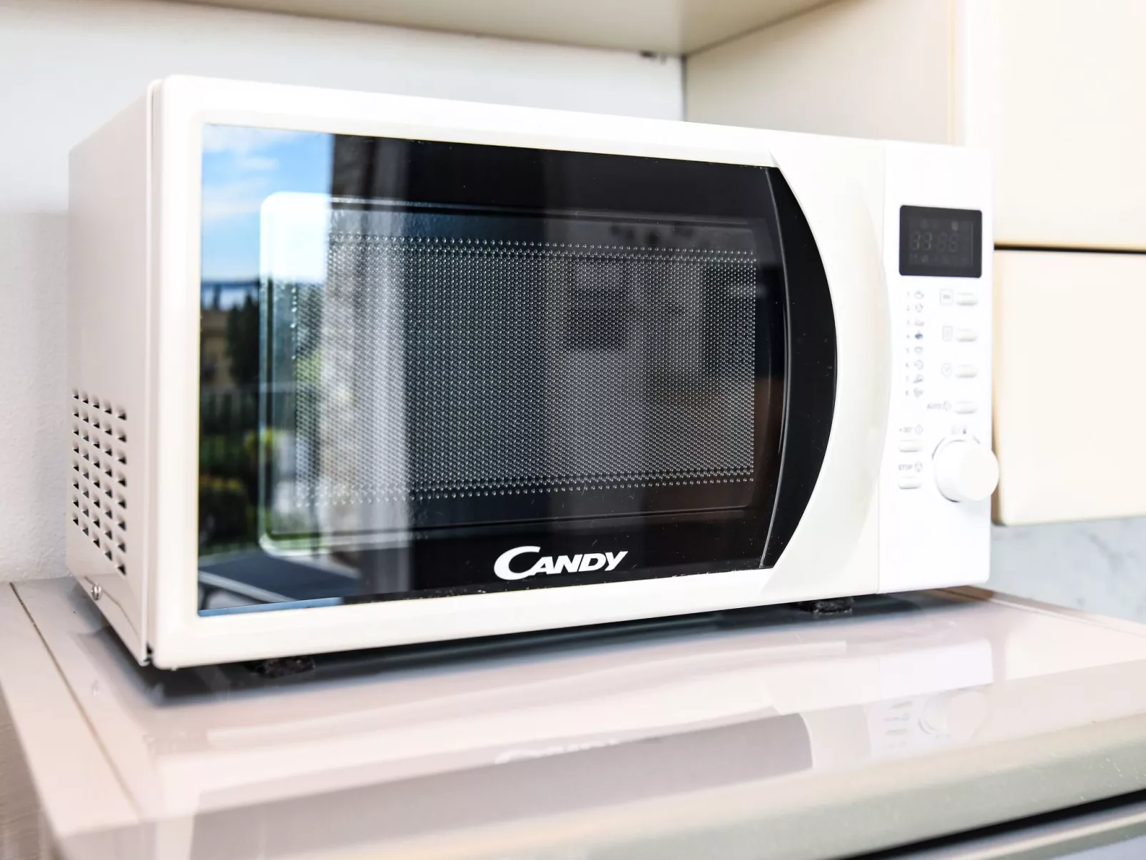 Wohnung mit Balkon, Schwimmbad und Seeblick-Inside