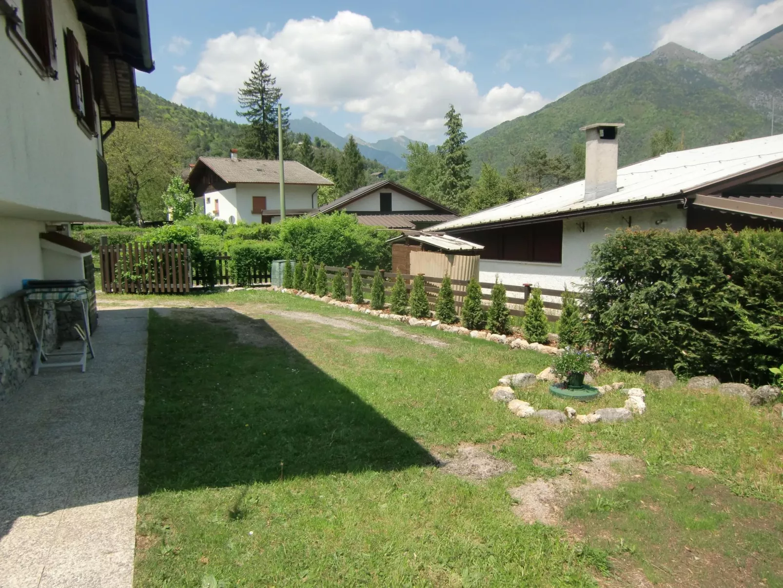 Freistehendes Haus mit eingezäuntem Privatgarten-Outside