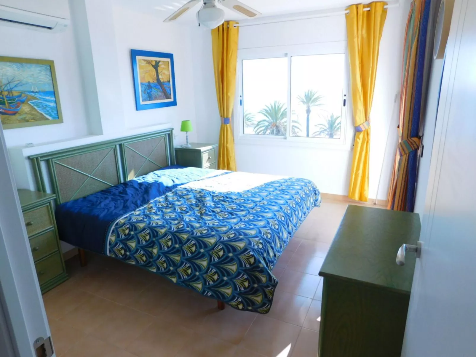 Mit großer Terrasse und Parkplatz in Salatar, Roses-Image-tags.info