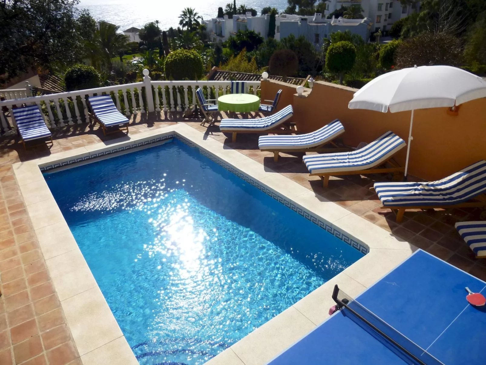 Mit Blick auf das Wasser-Outside