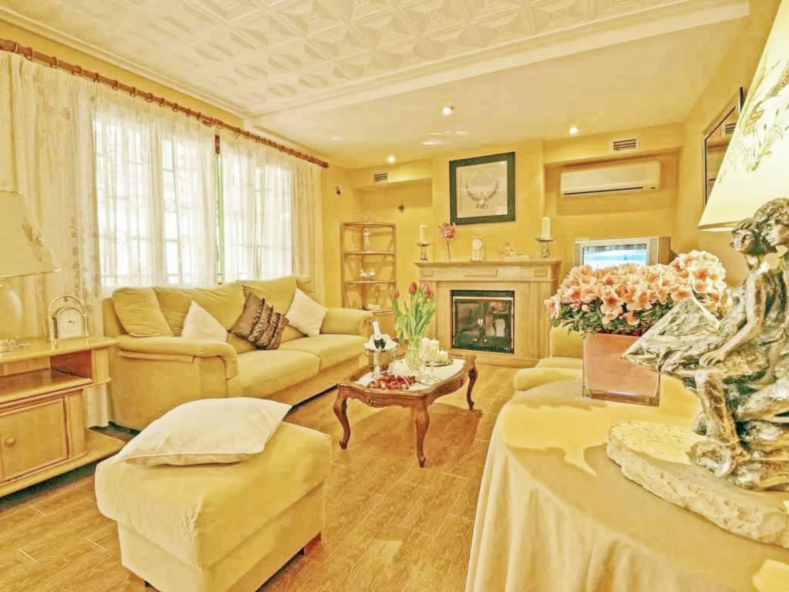 Schöne Villa mit Pool und Garten-Inside