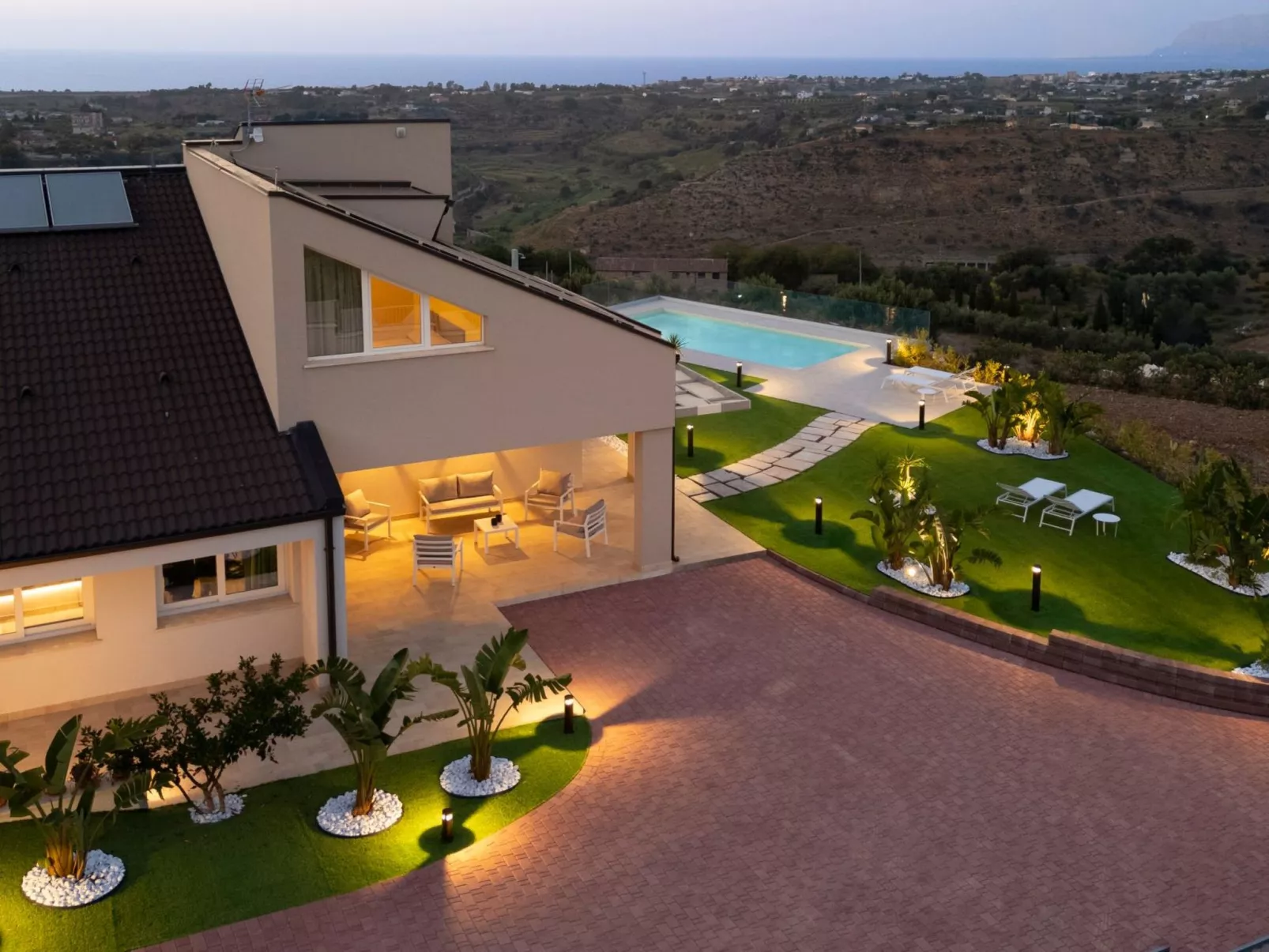 Villa mit Panoramablick auf das Meer, umgeben von der Natur-Dedans