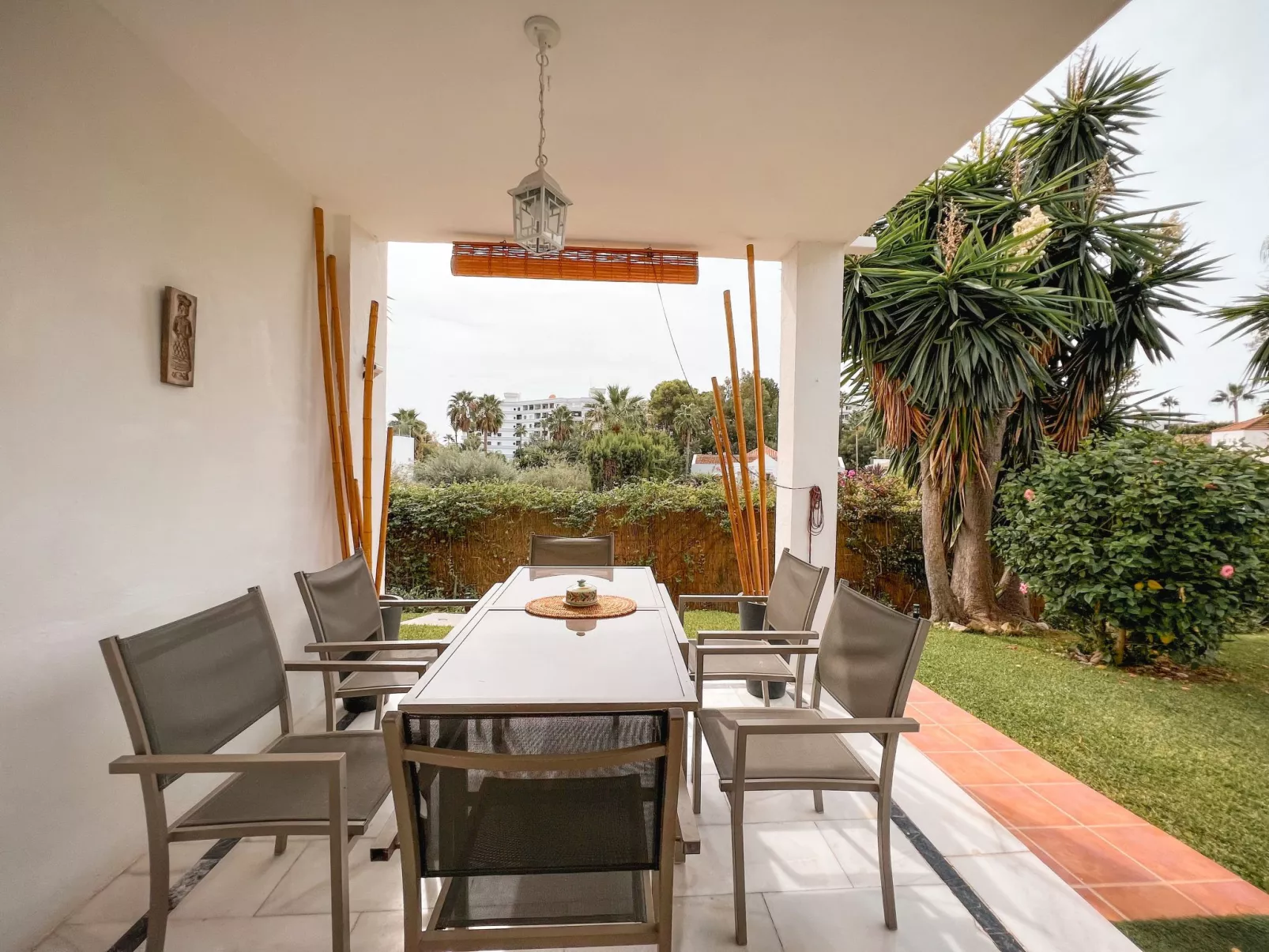 Schöne Villa, großer Pool und Garten-Outside