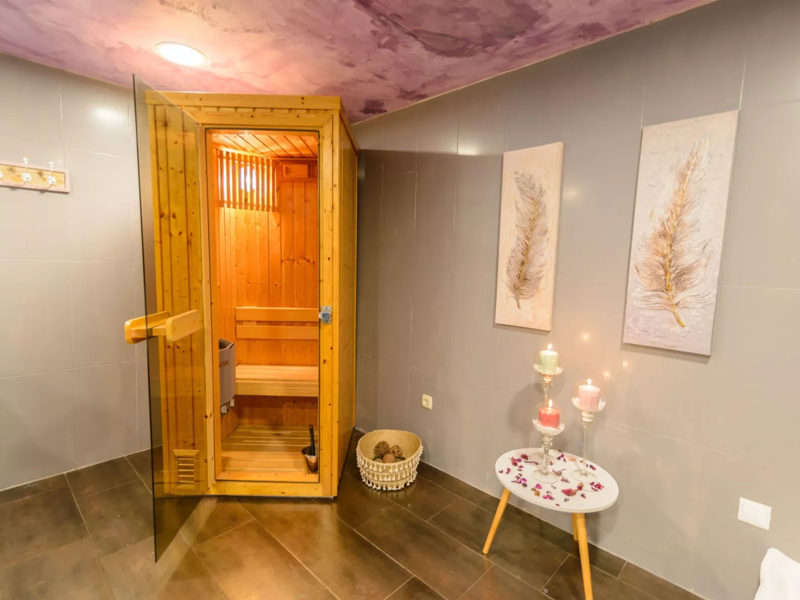 Spa-Spielzimmer mit Außen-Whirlpool und Schwimmbad-Inside