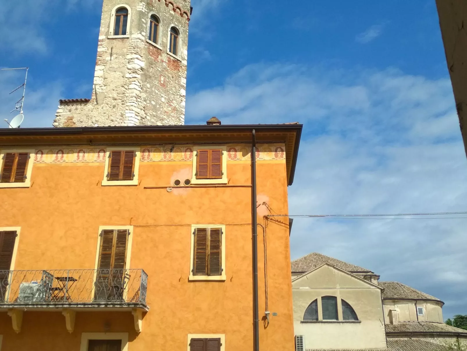 Aly d'angelo - im Turm-Outside