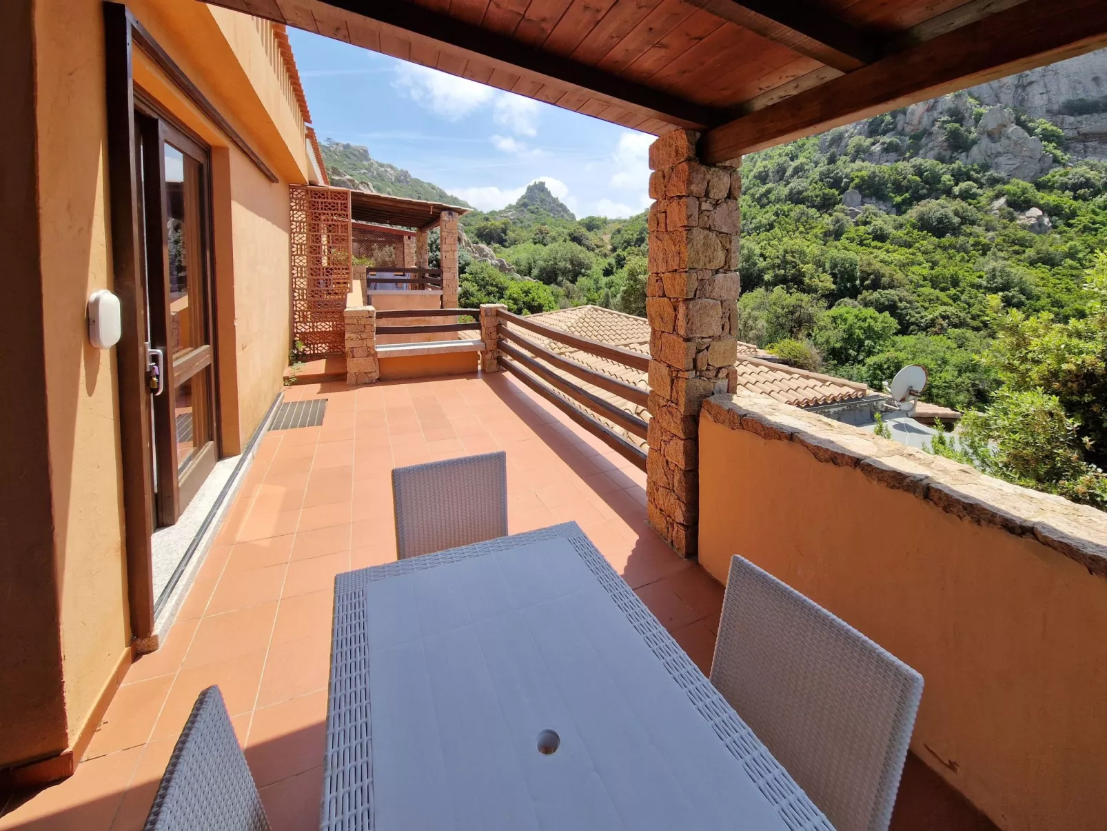 Dreizimmerwohnung mit Panoramablick in Costa Paradiso-Image-tags.info