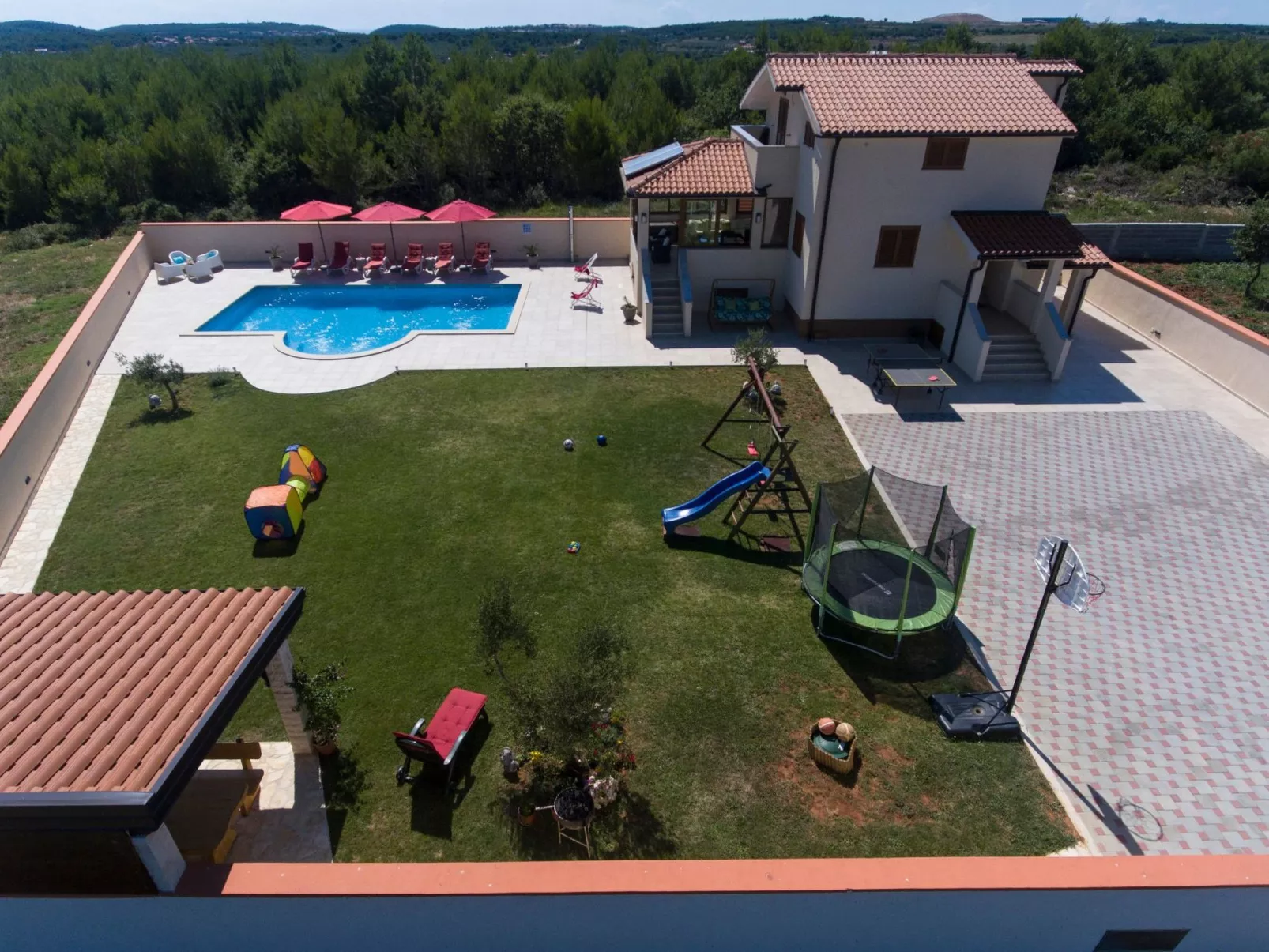 Nettes Ferienhaus in Pomer mit Privatem Pool-Dehors