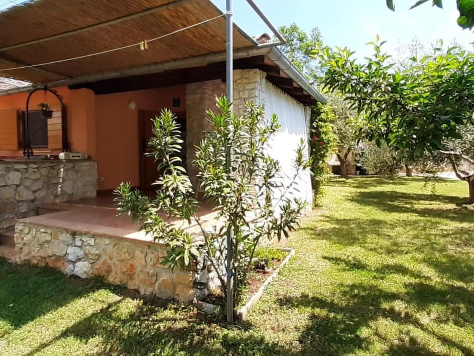 Mit schönem Garten und Sonnenterrasse-Dehors