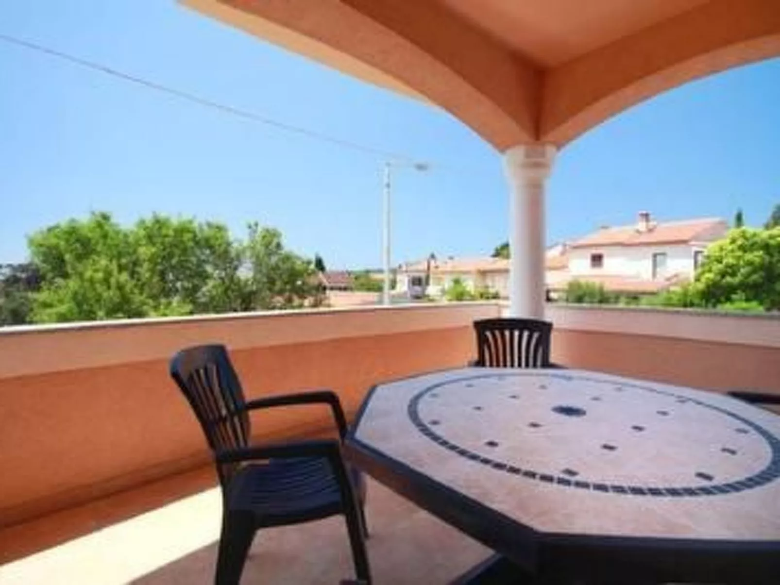 Wohnung mit Balkon-Draußen