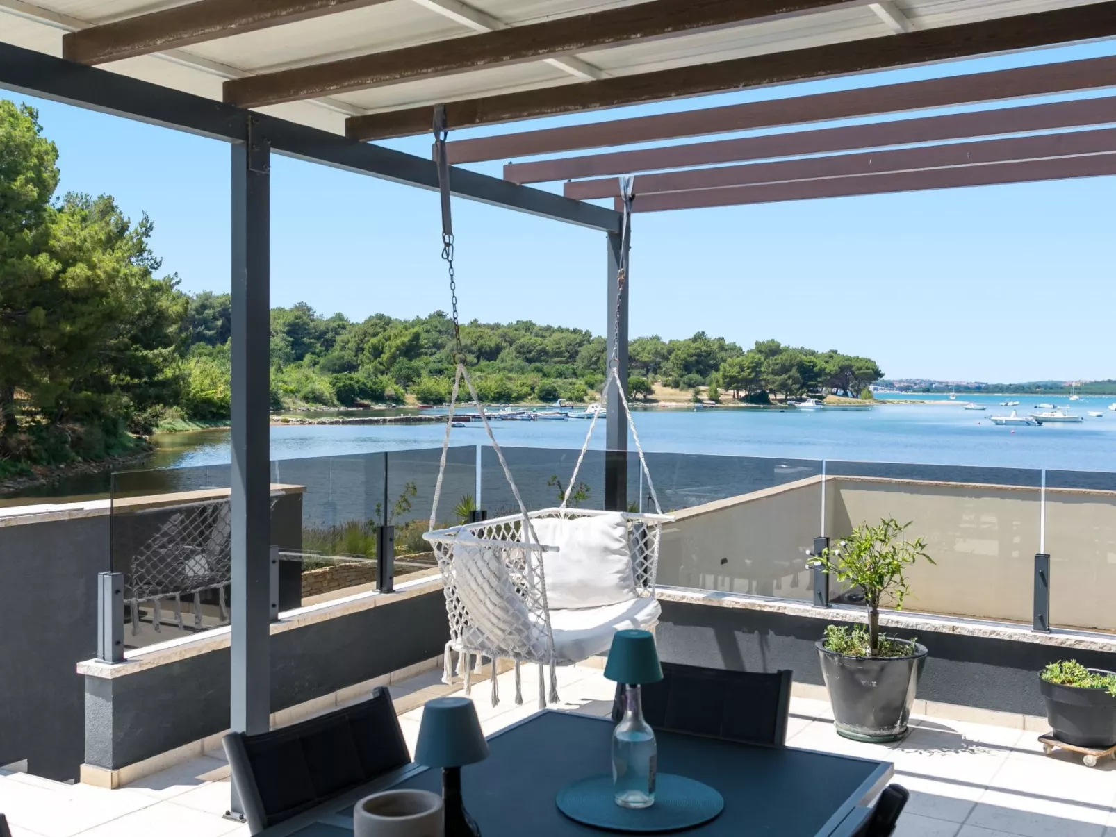 Für 4 Personen ca. 80m, in Medulin-Outside