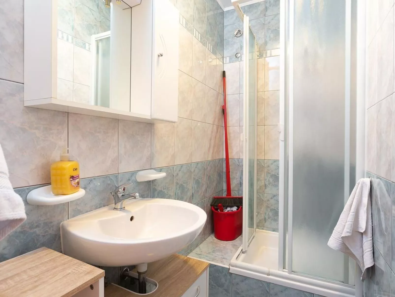 Angenehme Wohnung mit Terrasse und Barbecue-Dedans