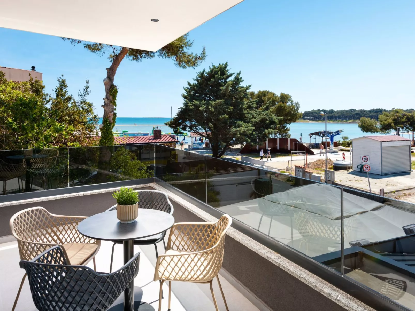 "A'more Bijeca" direkt am Strand-Outside