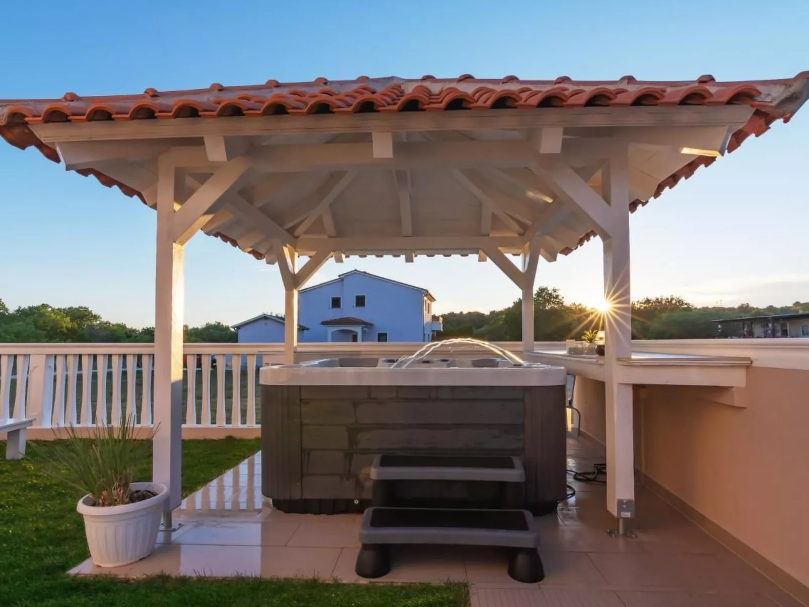 Mit Jacuzzi in Villa mit Parkplatz-Image-tags.info