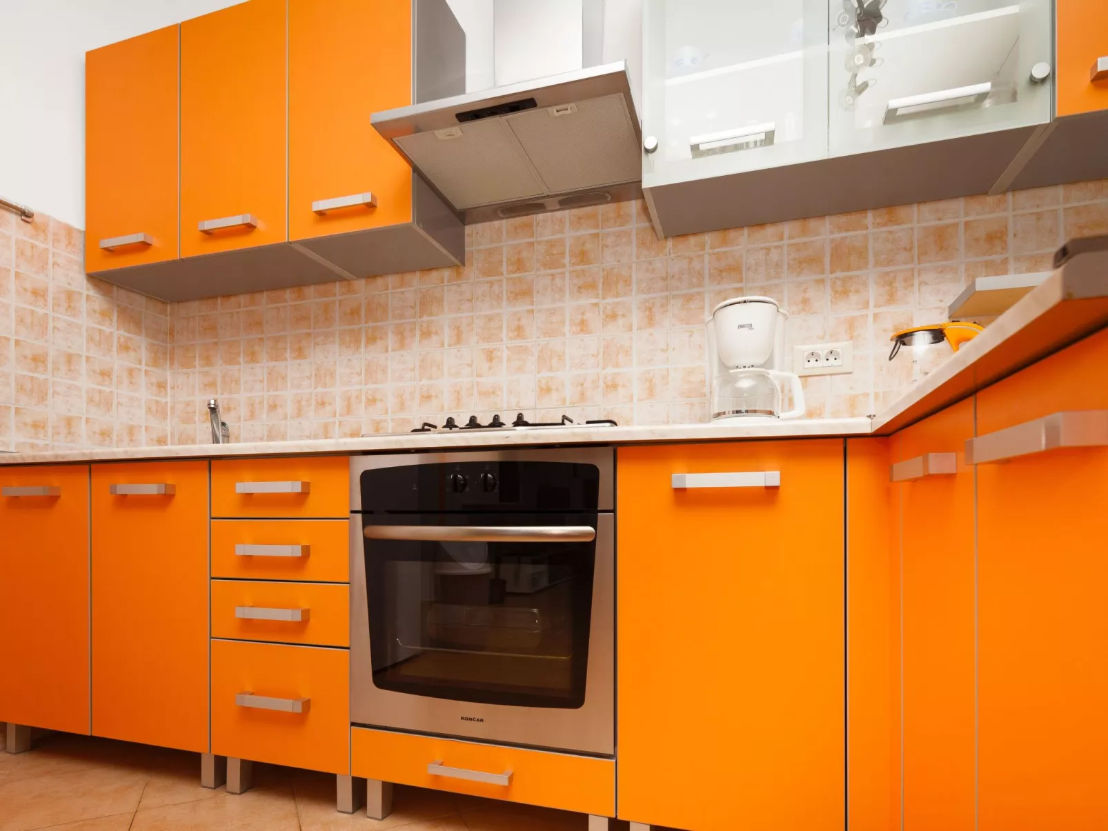 Mit Jacuzzi, Garten und Parkplatz-Drinnen