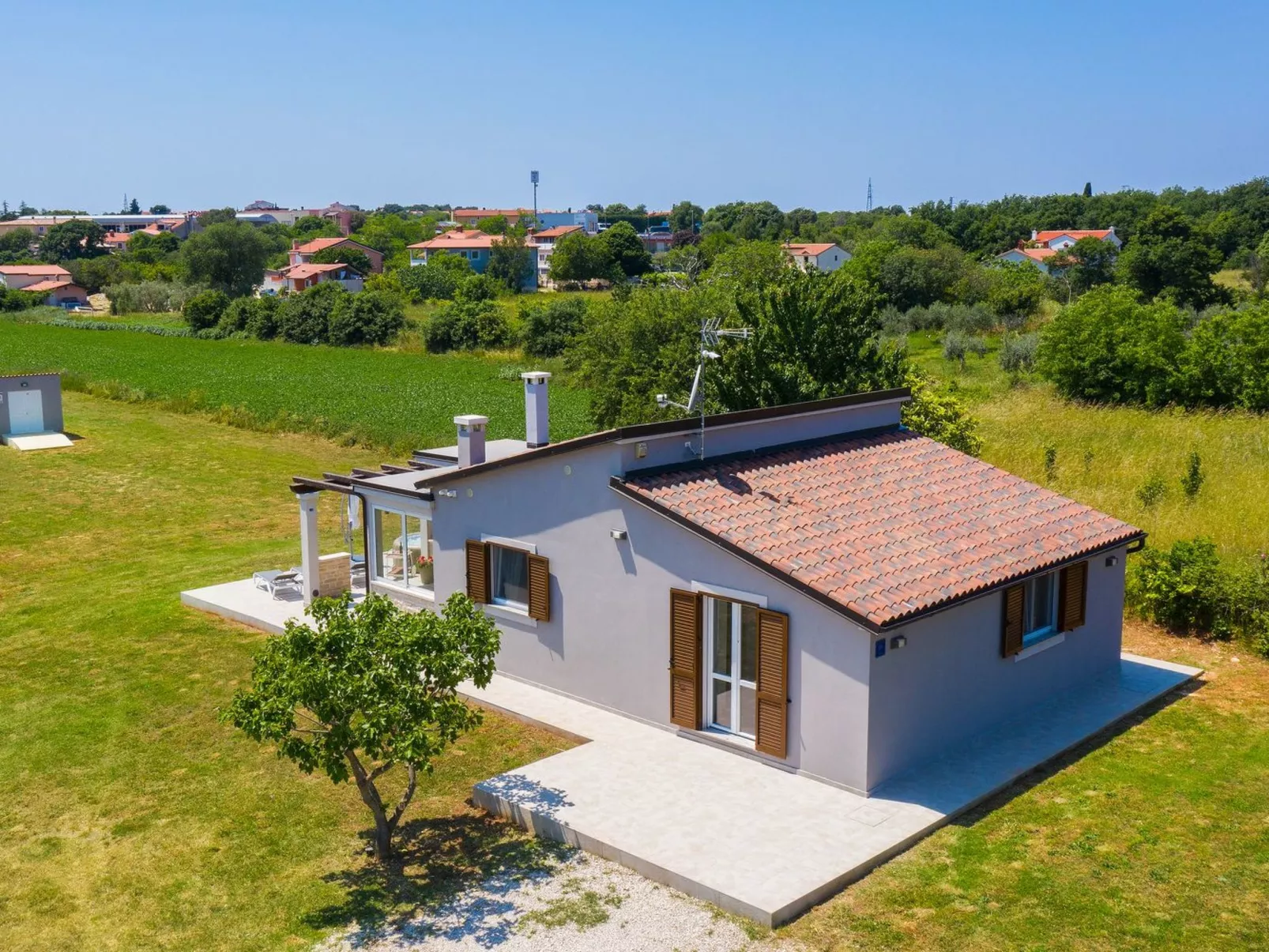 In Pomer mit Parkplatz-Draußen