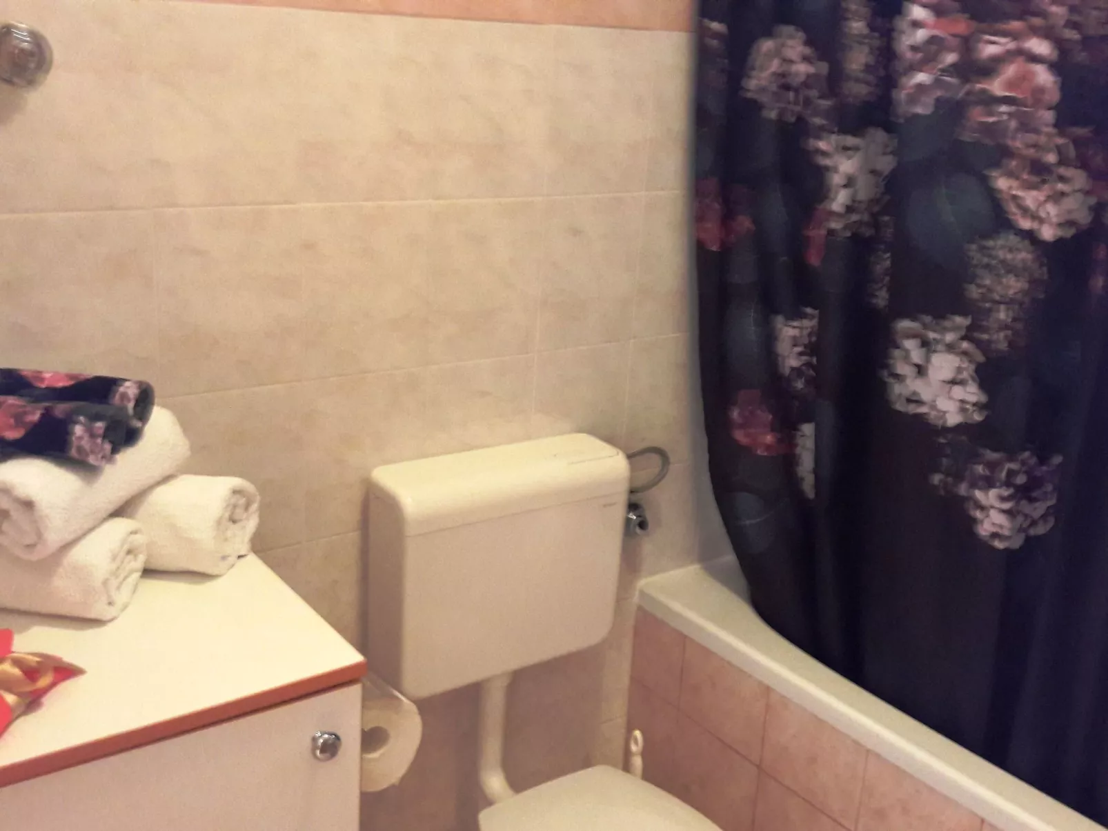 Mit Blick auf das Wasser-Dedans