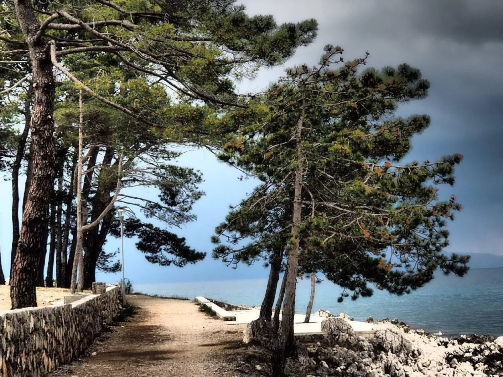 Mit Blick auf das Wasser-Outside