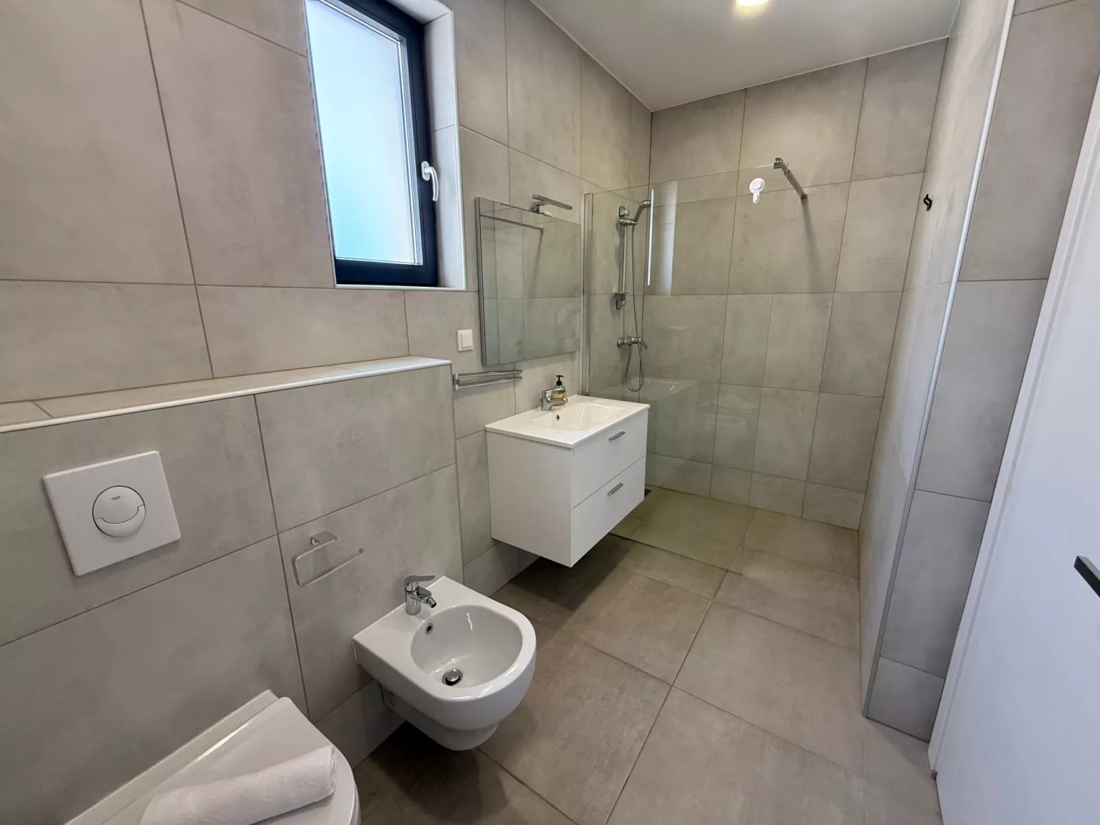 Schöne moderne Villa v-Dedans