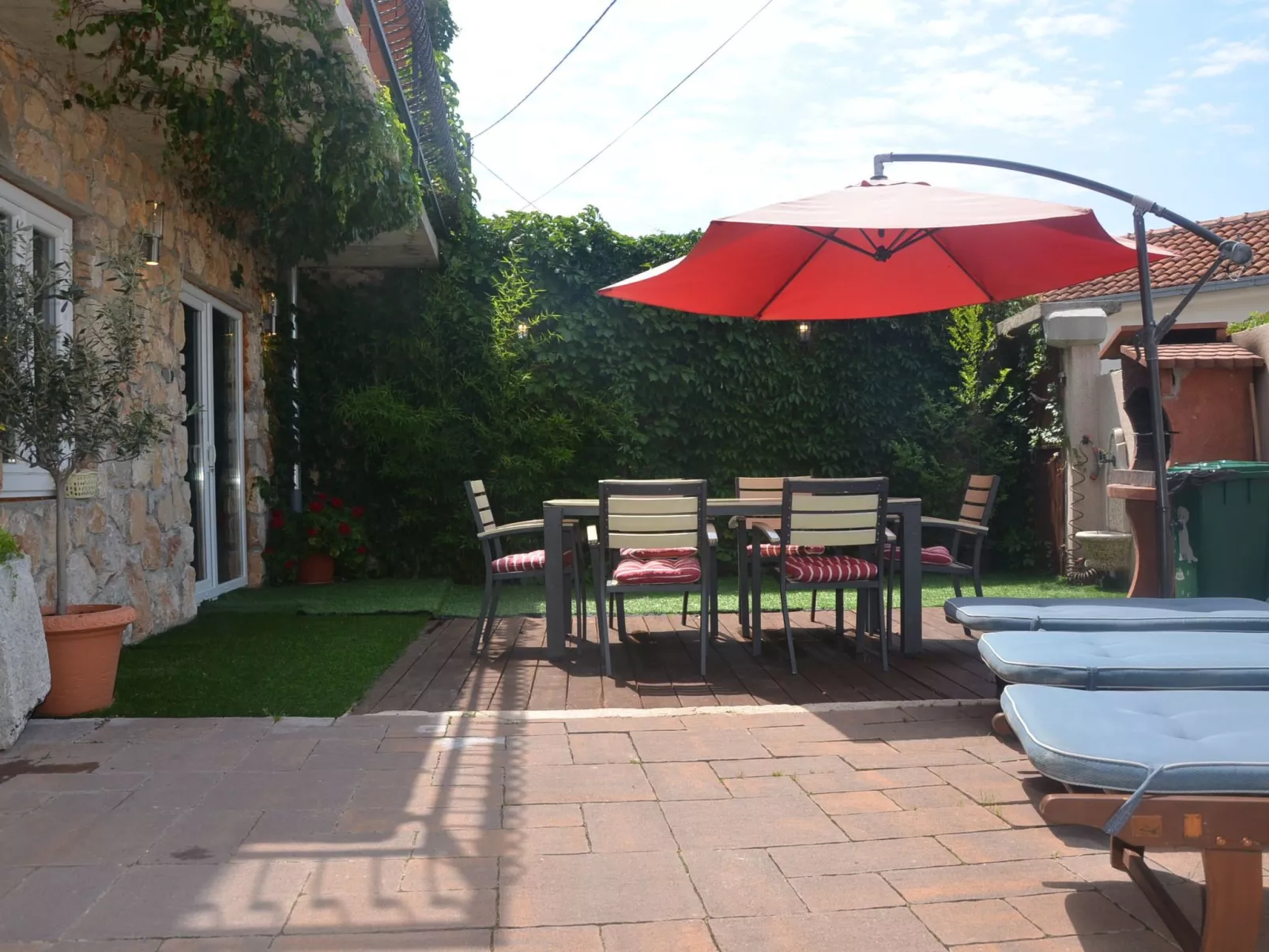 Großes Ferienhaus mit eigenem Pool und Terrasse-Inside