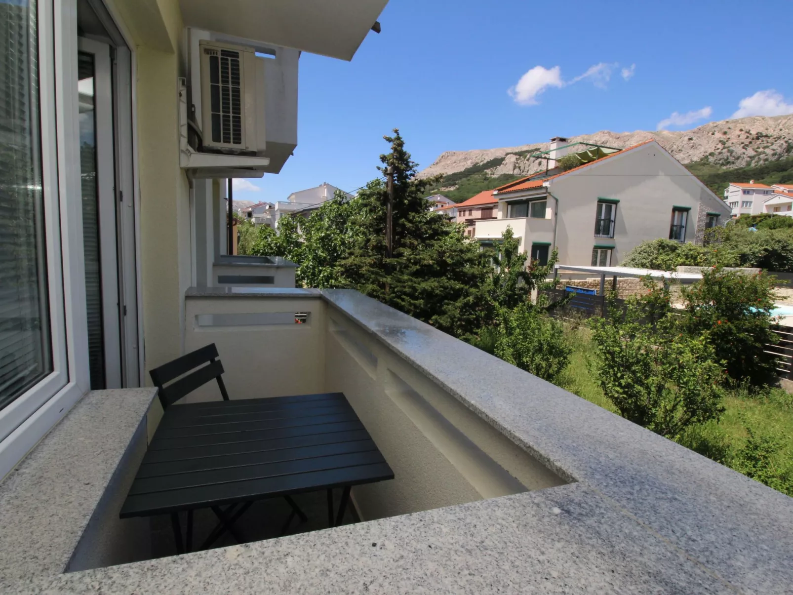 Modern eingerichtete Apartment ideal für junge Paaren im Zentrum von Baska-Outside