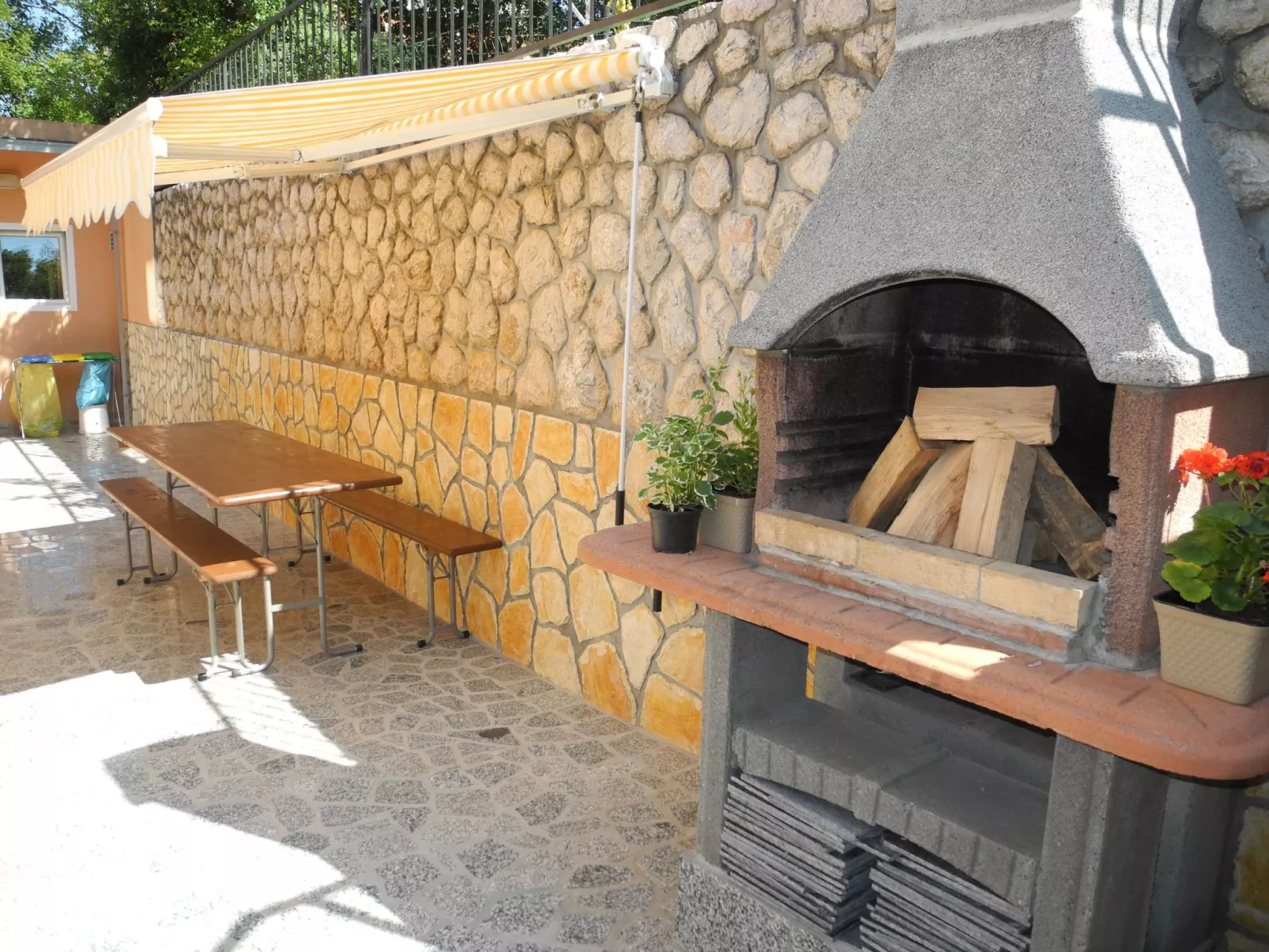 Wohnung in Crikvenica mit Terrasse und Grill-Dehors