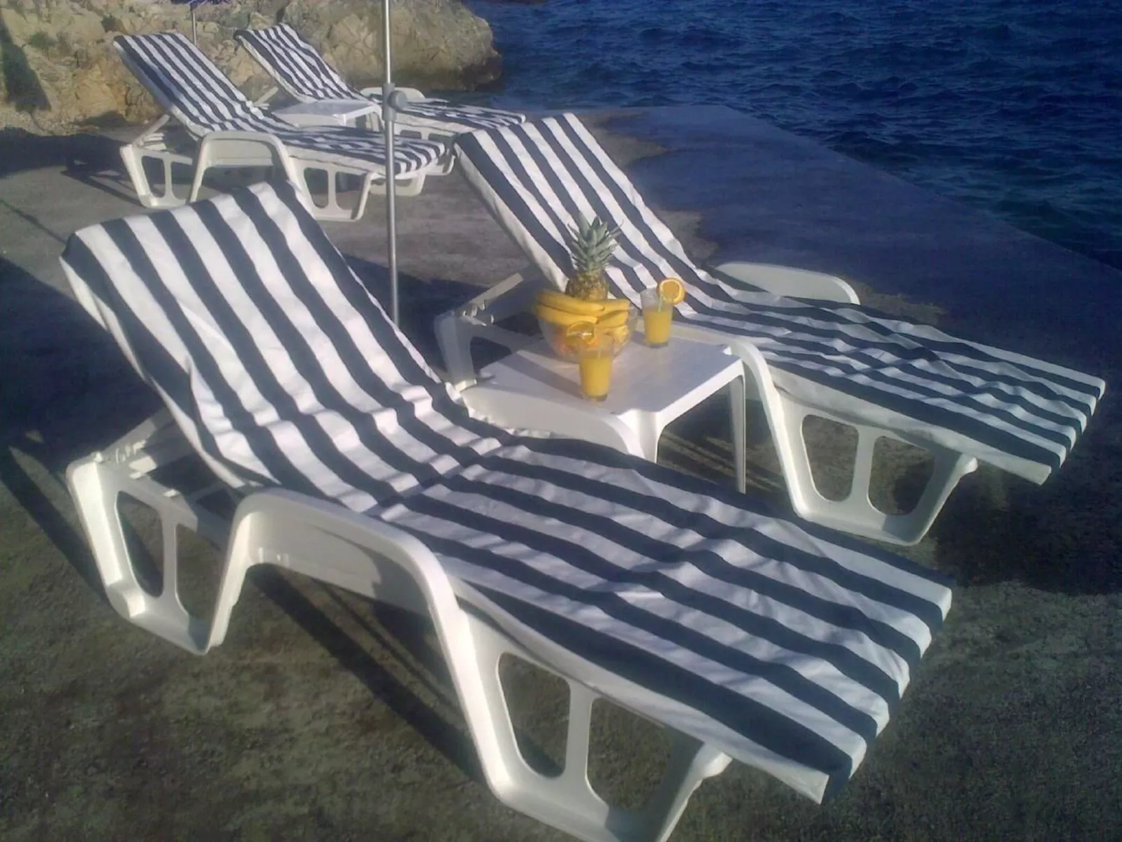 Mit Blick auf das Wasser-Dehors