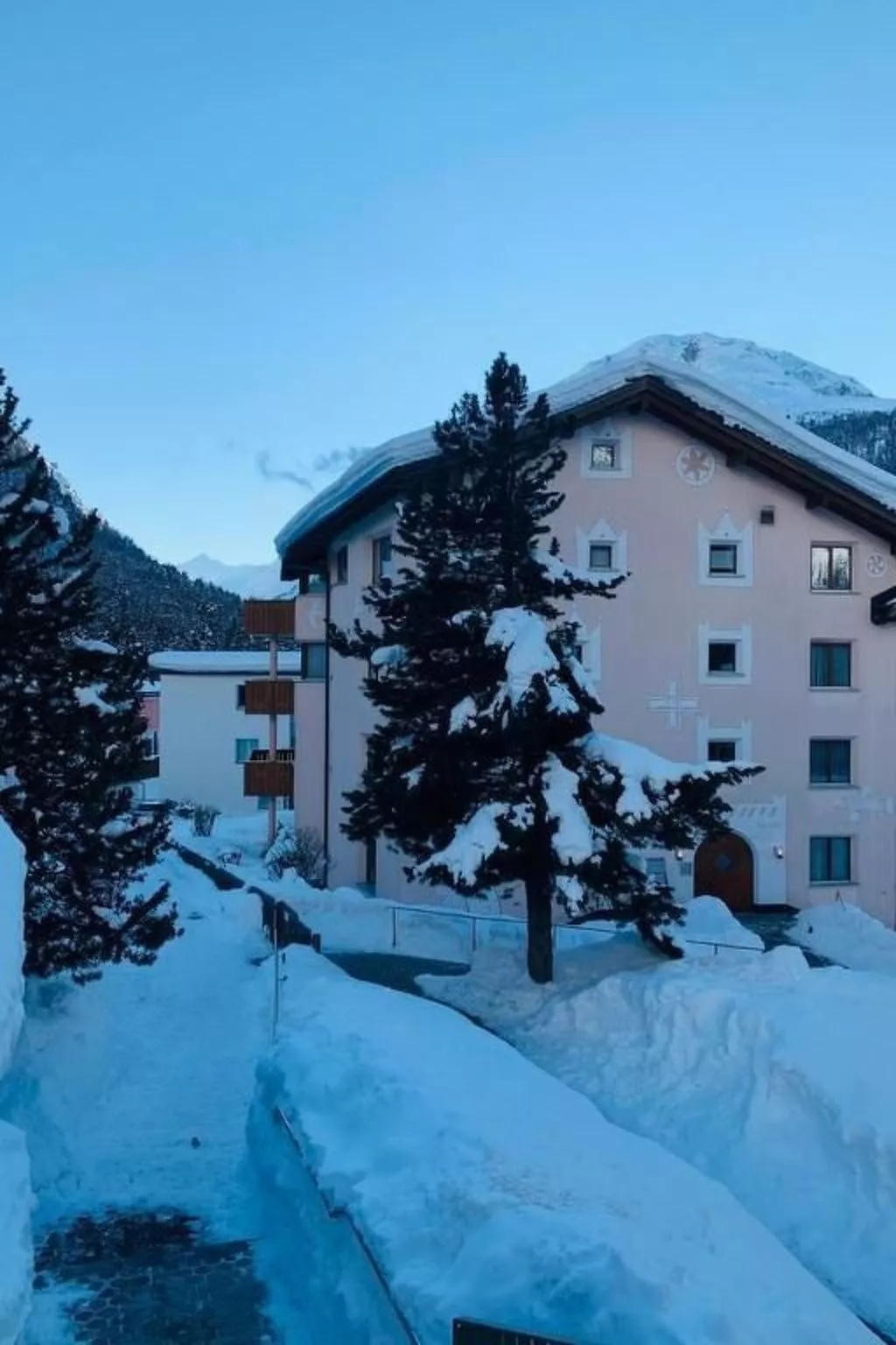 Wohnung Chesa Salmun (Parterre)-Draußen