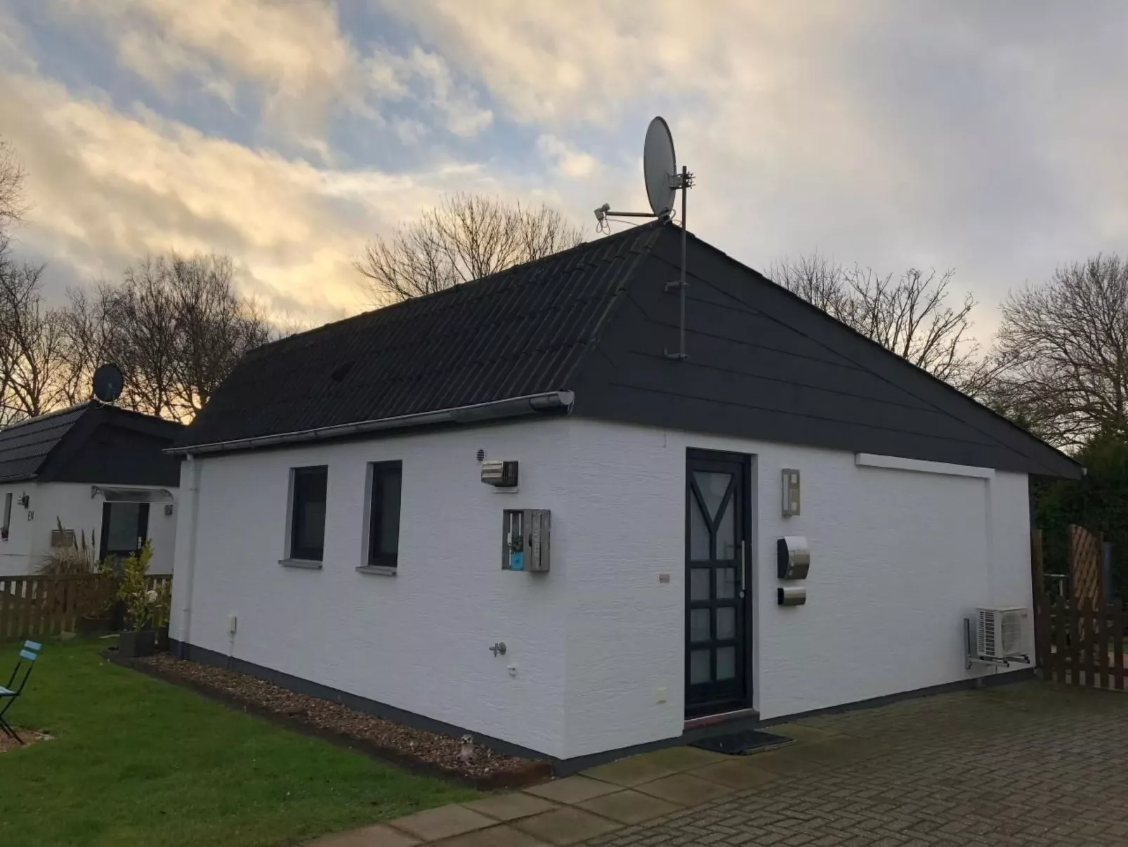 E13 Ferienhaus mit Garten, Terrasse und Deichbli-Outside
