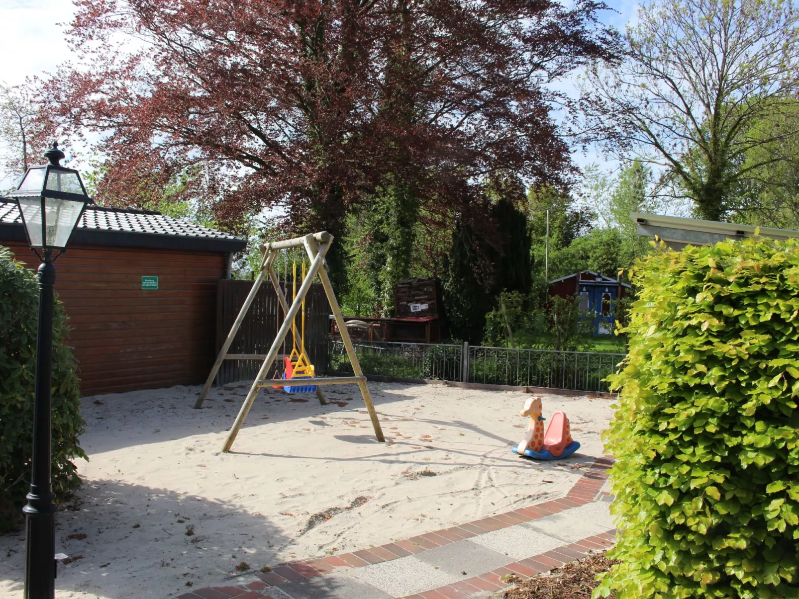 Geräumige Ferienwohnung in Burhave mit Grill, Garten und Pool-Draußen