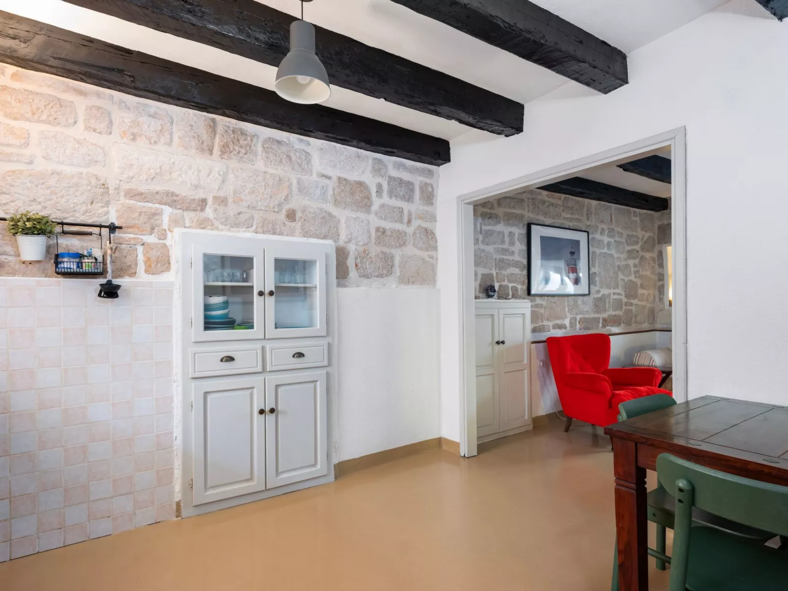 "Hanna" mit Blick auf das Wasser-Drinnen