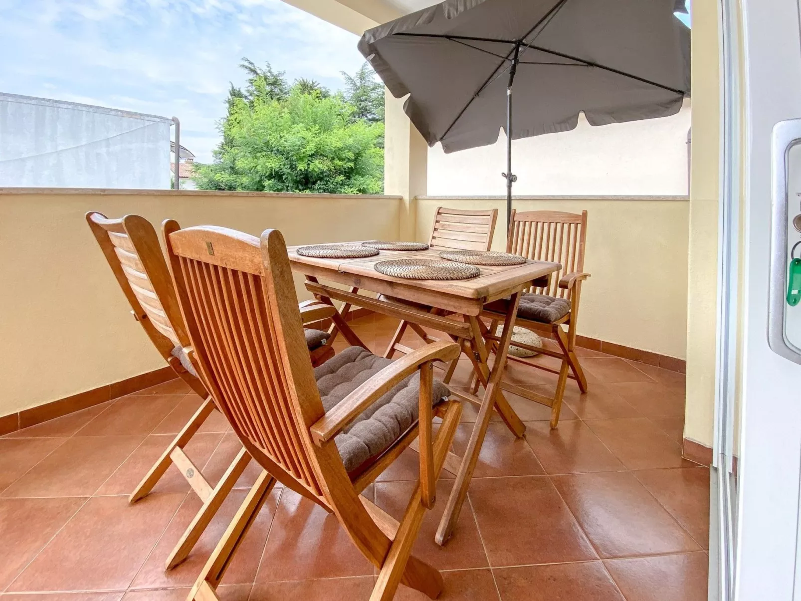 Wohnung "Viviana" direkt am Strand-Dehors