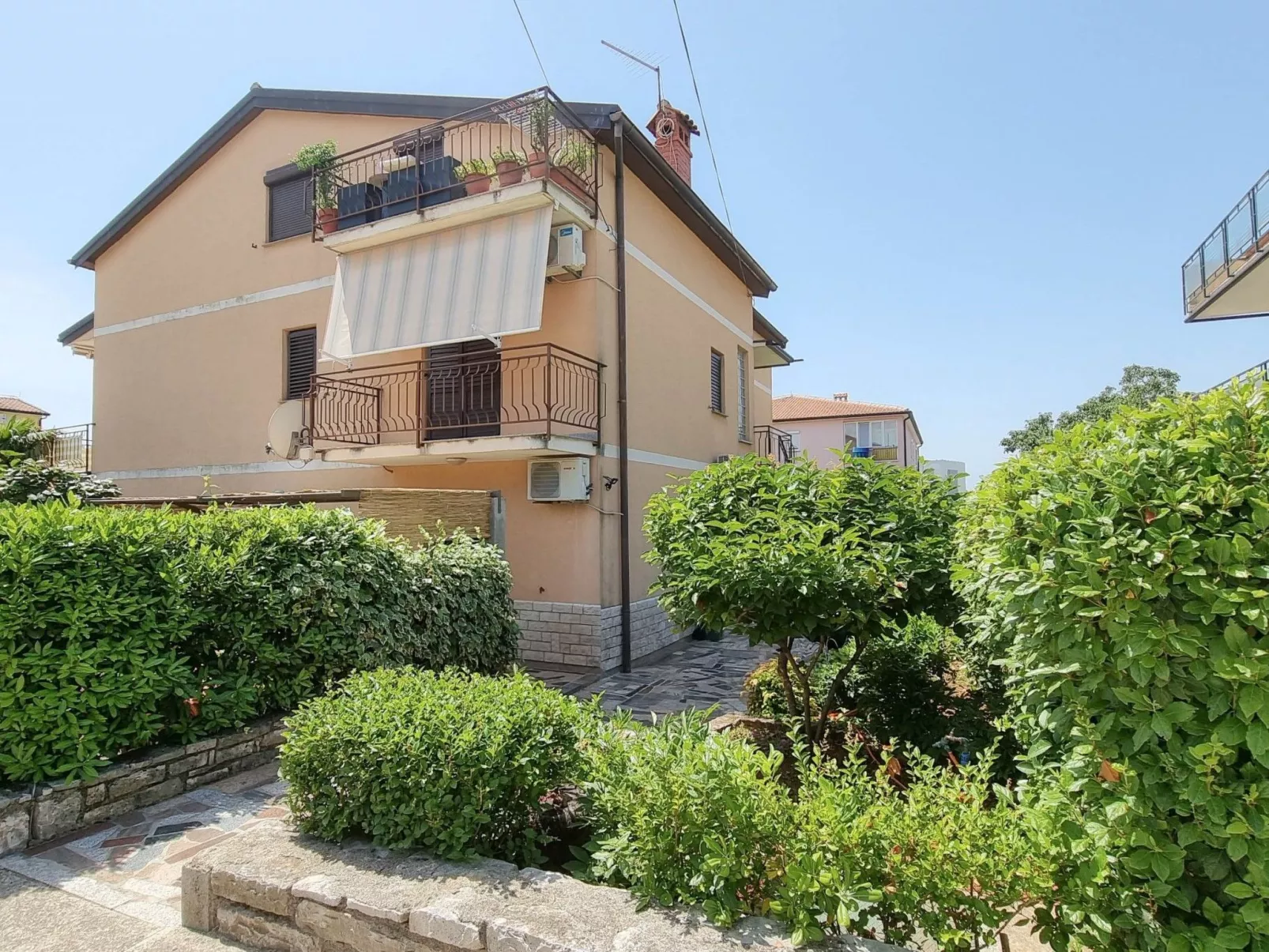 "Nina" mit Blick auf das Wasser-Image-tags.info