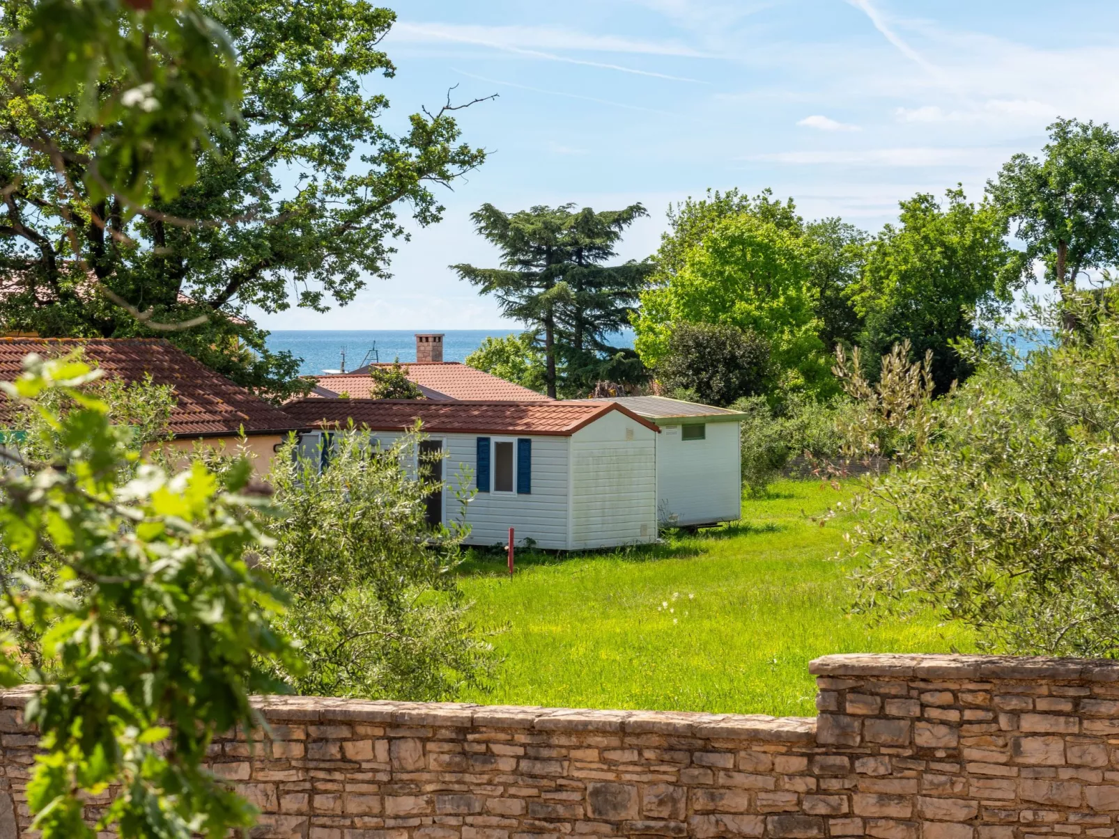 Mit eigenem Garten und Terrasse-Outside