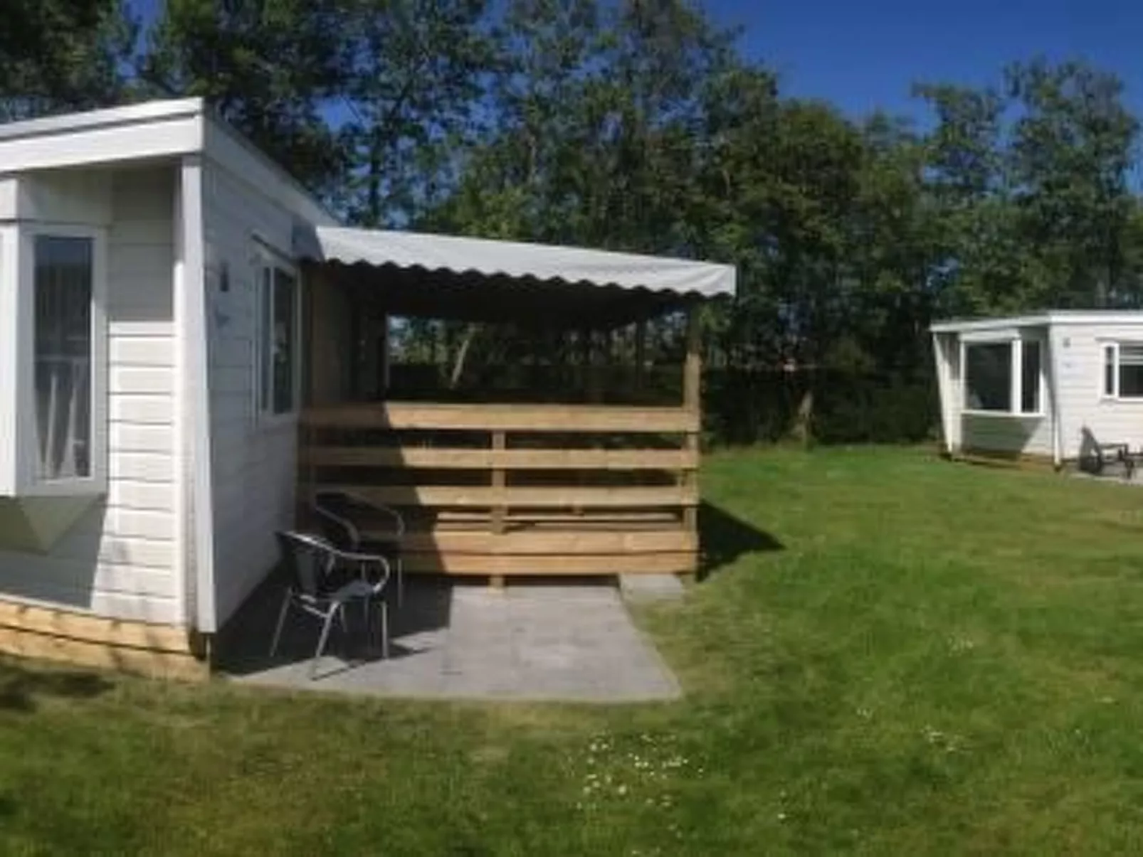 Strandnahes Chalet mit überdachter Veranda-Dehors