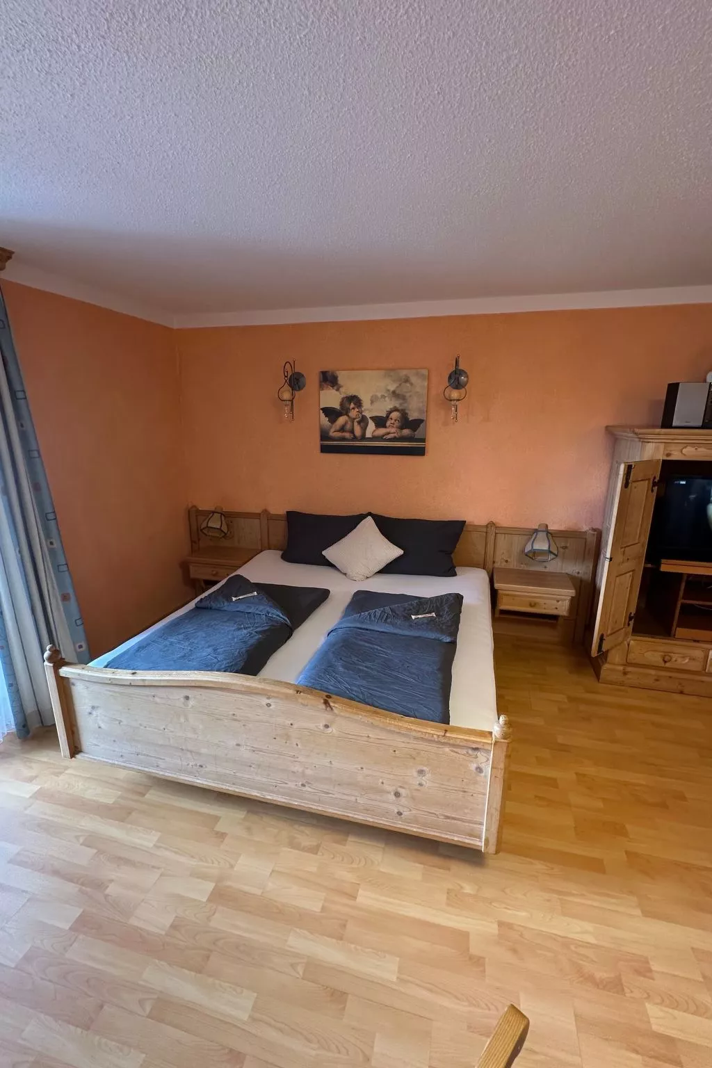 Rachel mit herrlichem Ausblick-Drinnen