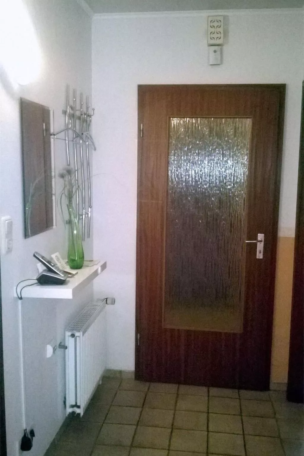 Zentrale Ferienwohnung mit Terrasse - Drinnen