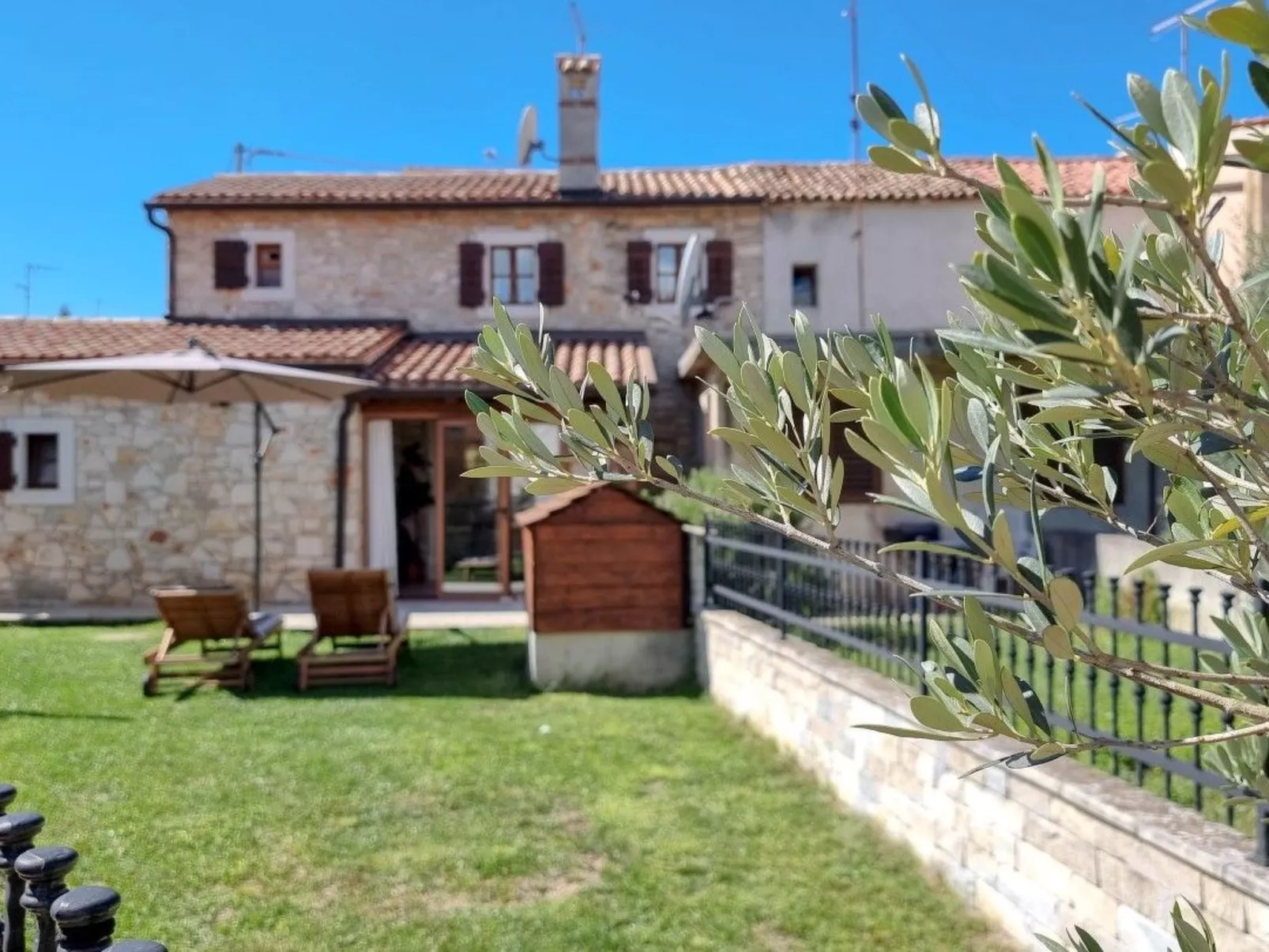 "Ariana" direkt am Strand-Outside