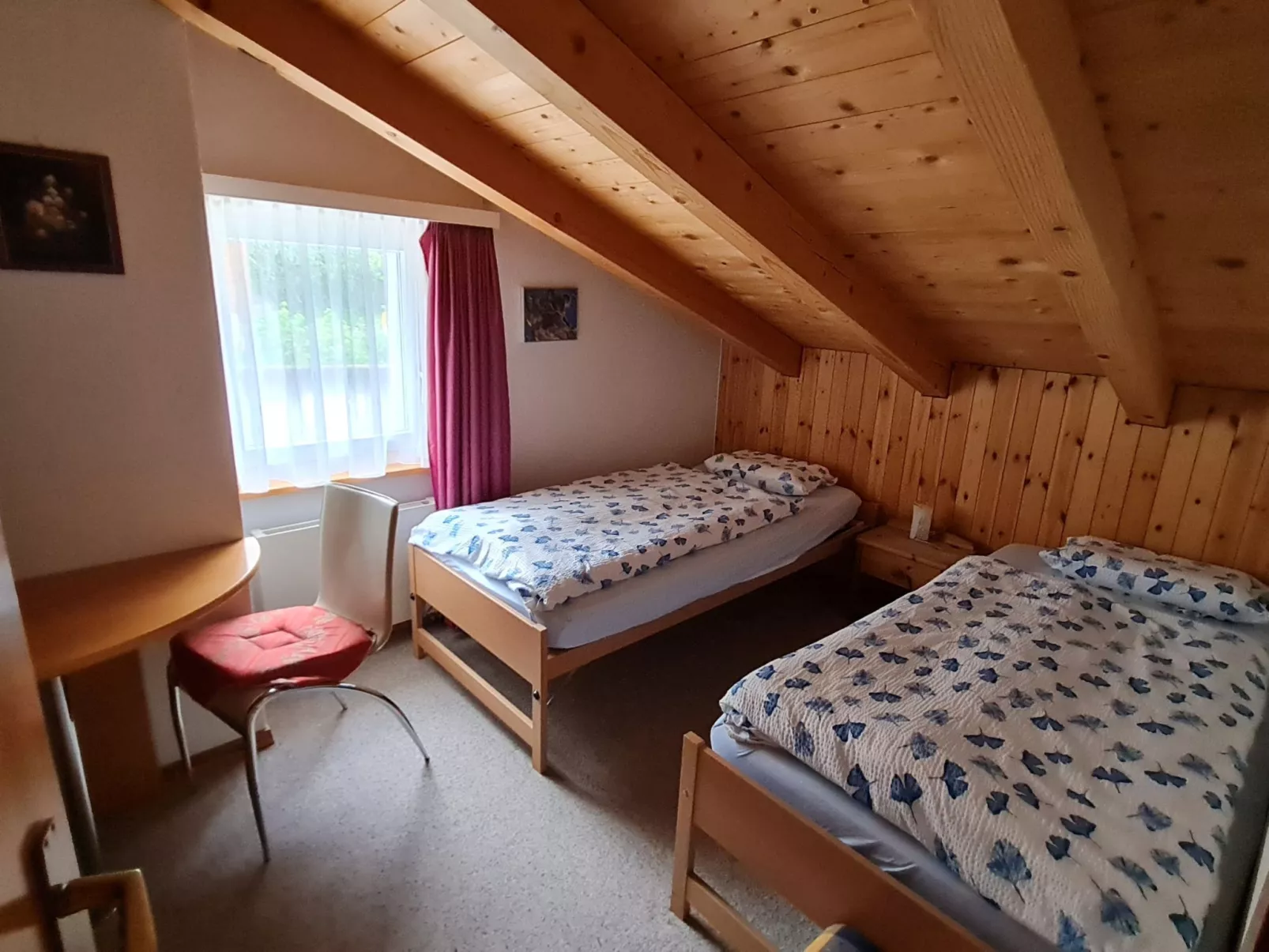 Chalet Haus (bei Einfahrt grosser Nussbaum )-Dedans