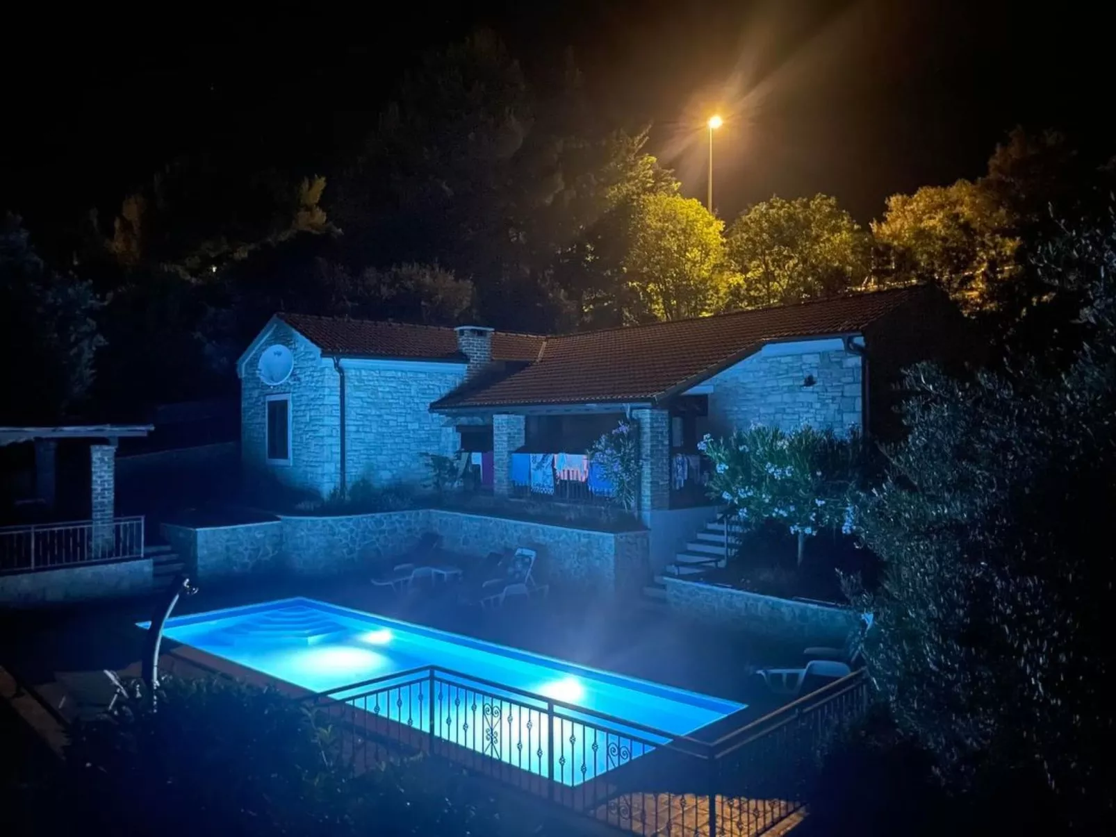 Ferienvilla Roko mit beheiztem Pool-Draußen