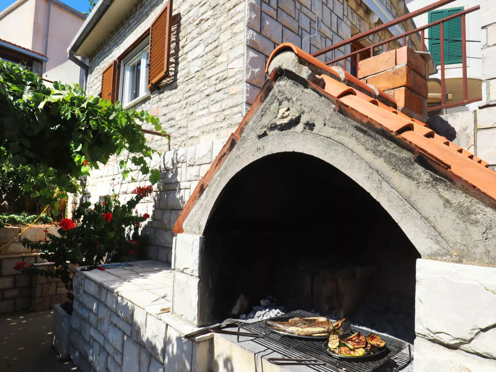 Kleines Steinhaus in einem ruhigen Ort auf der Insel Solta-Draußen