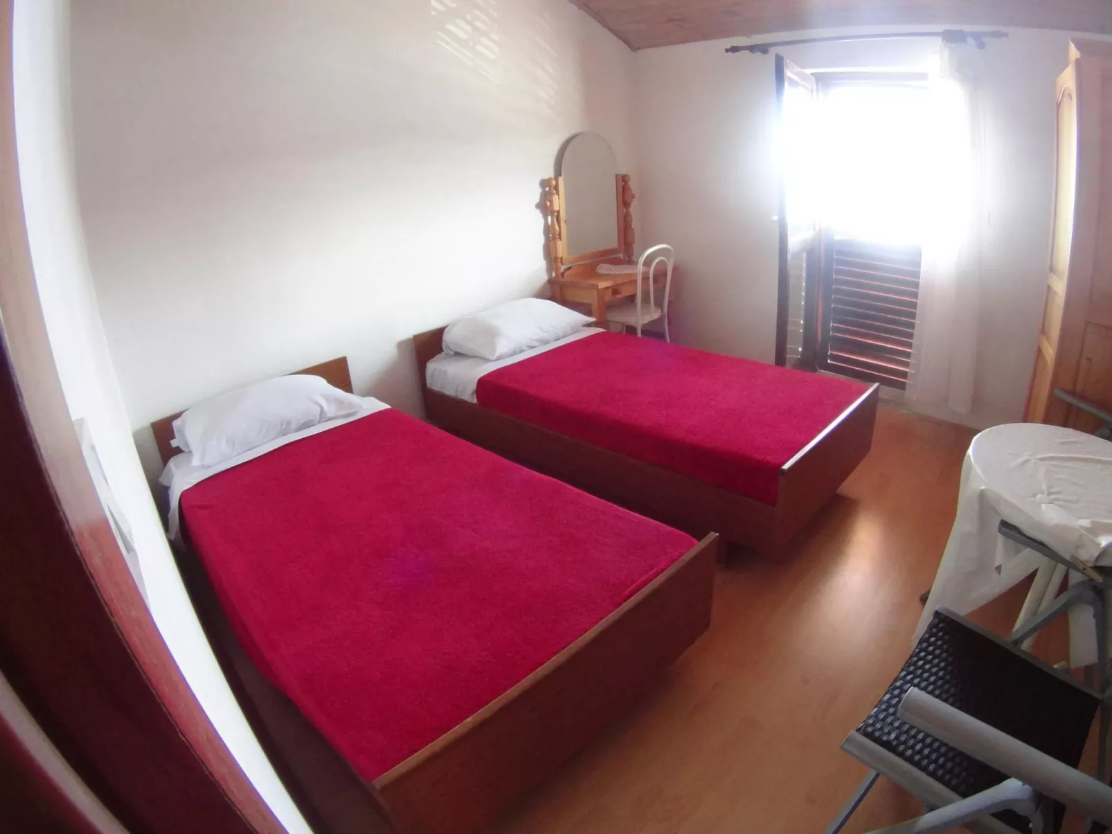 "Antun" am Strand-Dedans