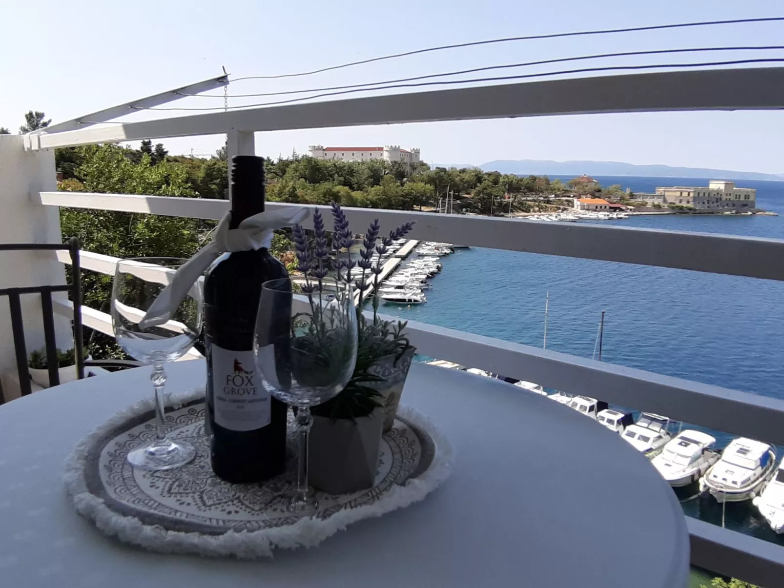 Wohnung mit Blick auf das Wasser-Dehors